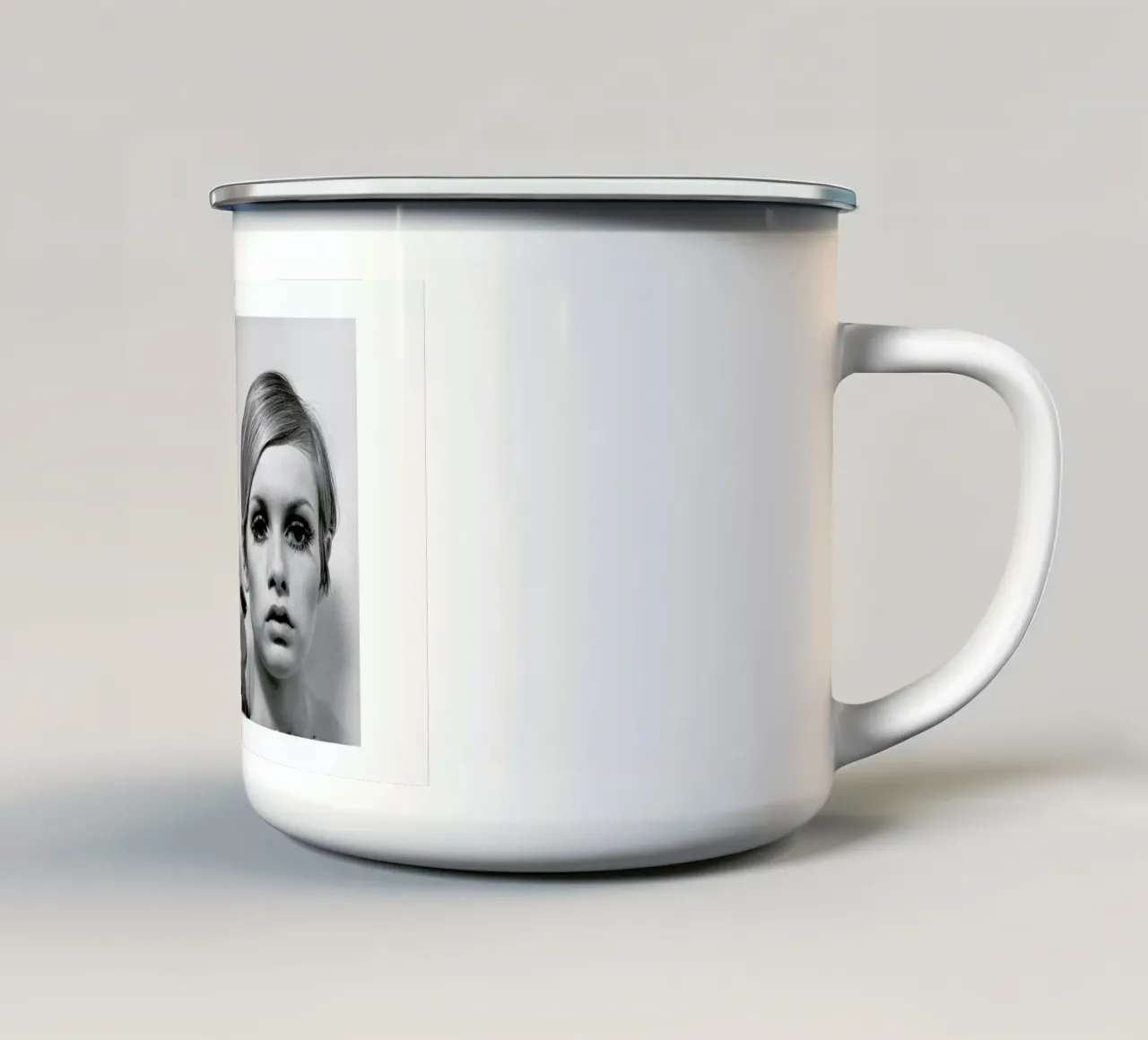 Twiggy and Mannequin, 1966 tazza in smalto da Gallery Print and Art Limited