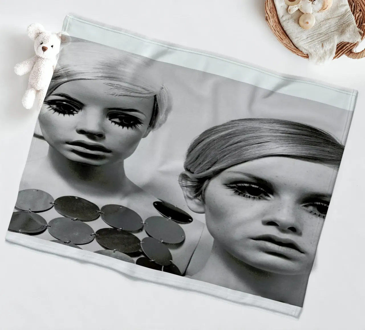 Twiggy and Mannequin, 1966 coperta in pile da Gallery Print and Art Limited