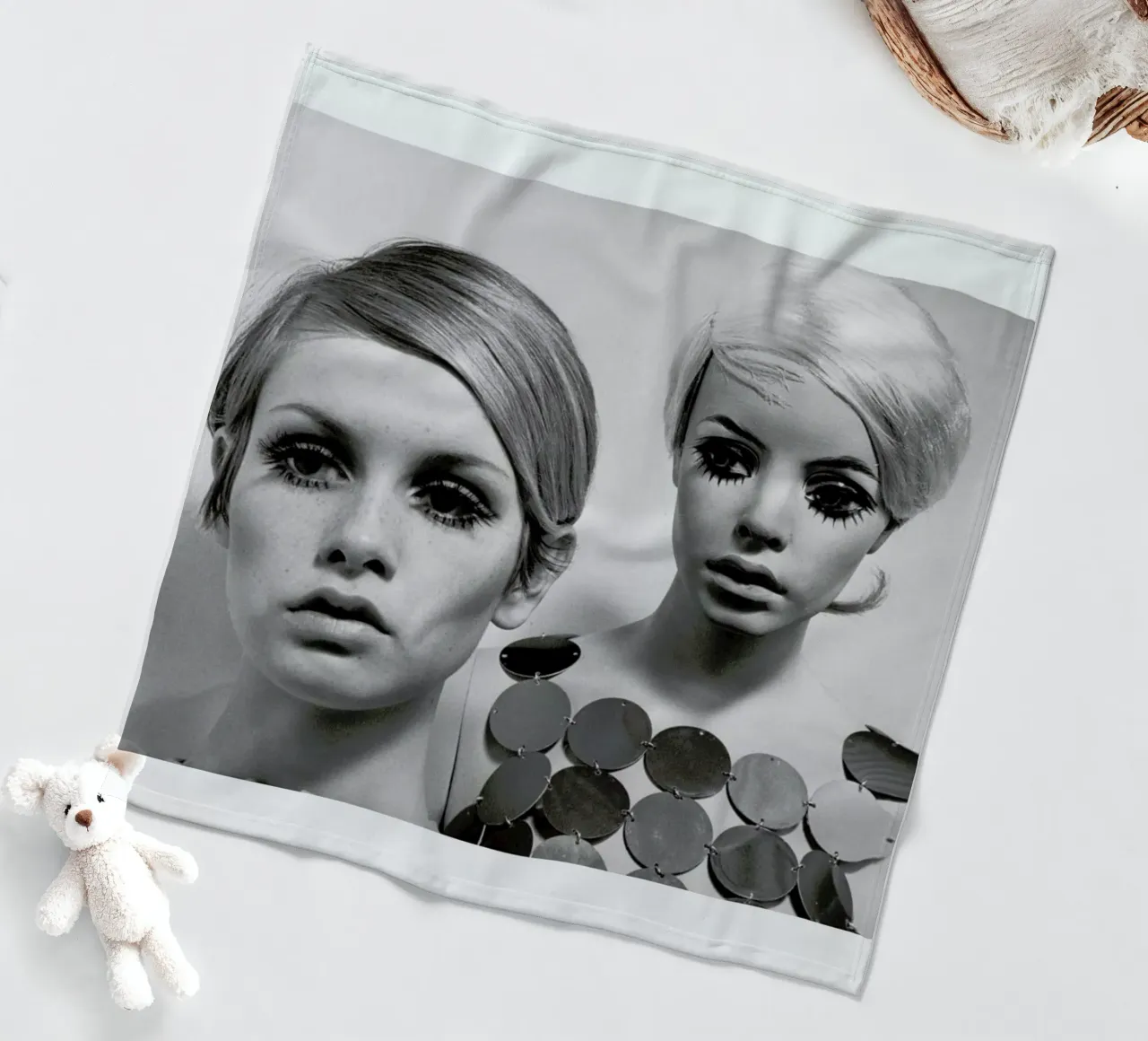 Twiggy and Mannequin, 1966 coperta in pile da Gallery Print and Art Limited