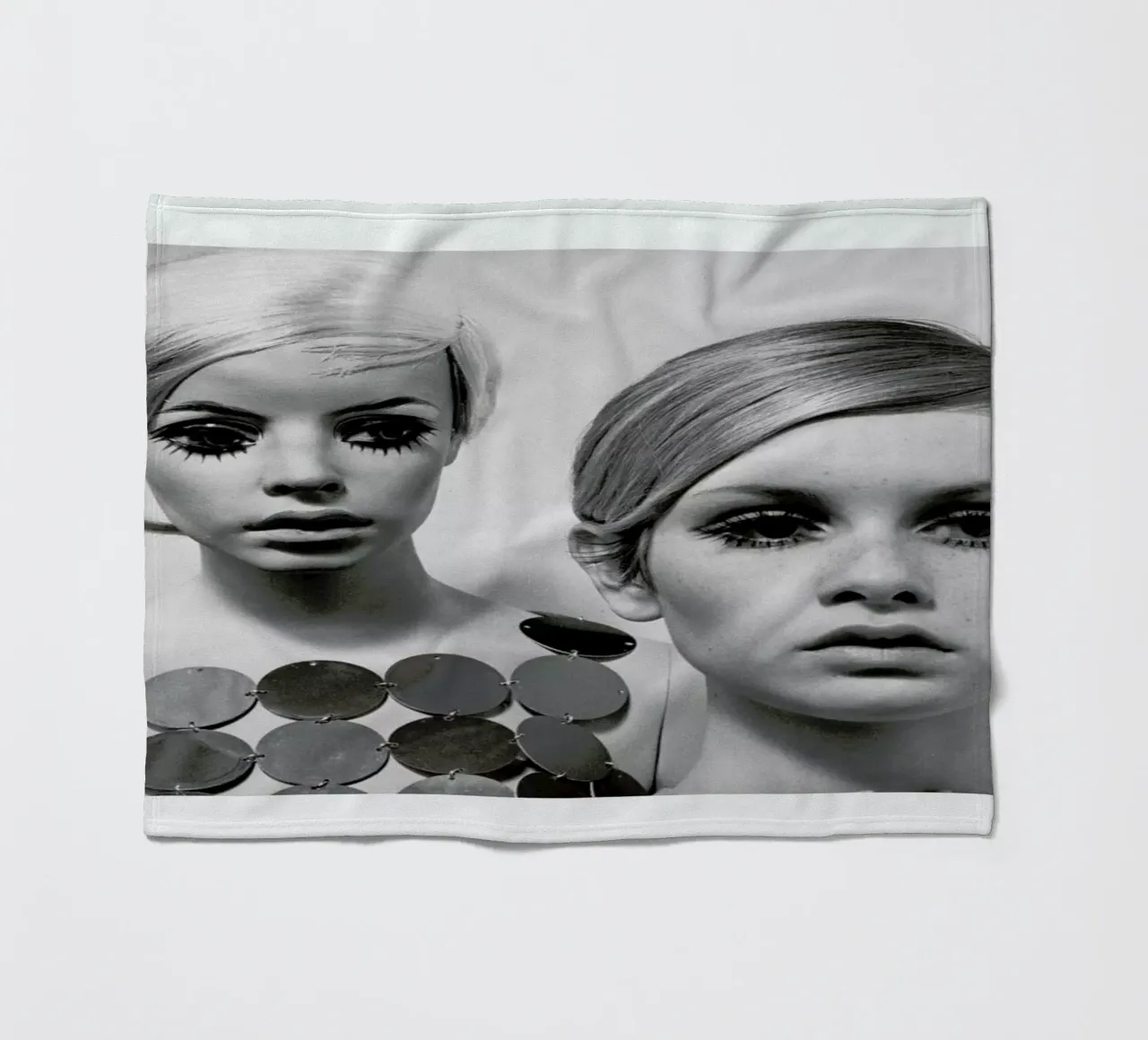 Twiggy and Mannequin, 1966 coperta in pile da Gallery Print and Art Limited