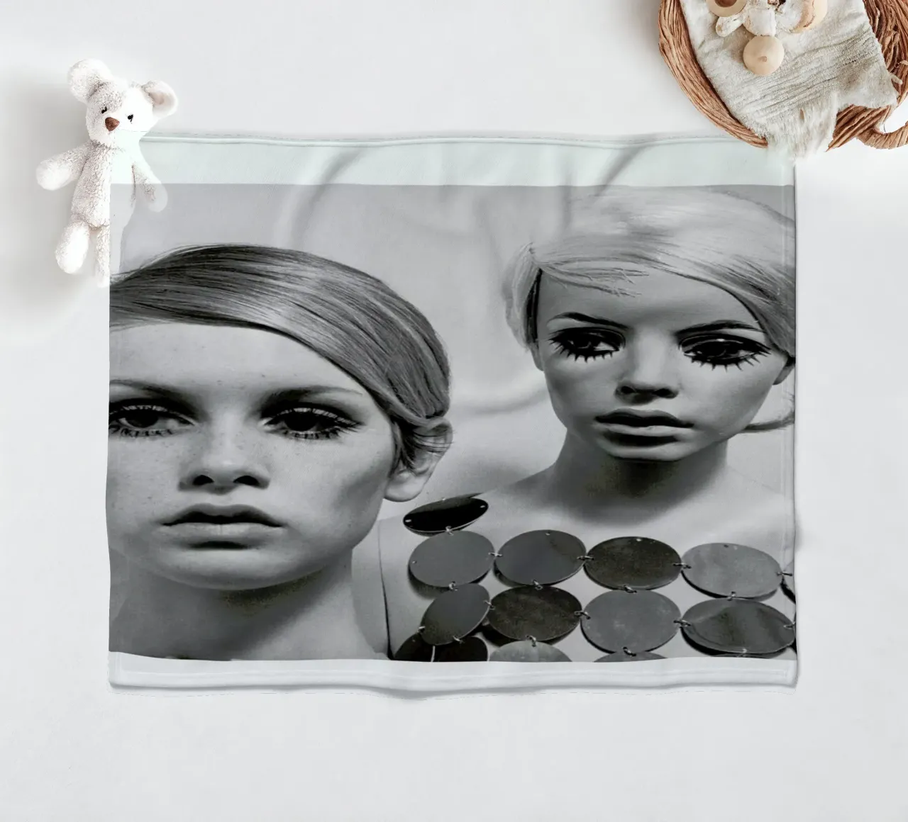 Twiggy and Mannequin, 1966 coperta in pile da Gallery Print and Art Limited