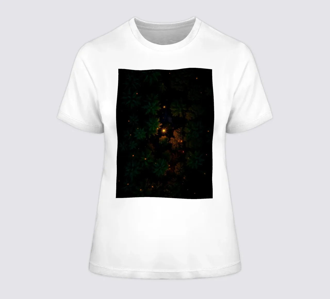 Paysage forestier captivant éclairé par des lumières incandescentes t-shirt ajusté pour femmes de DesignDoodle