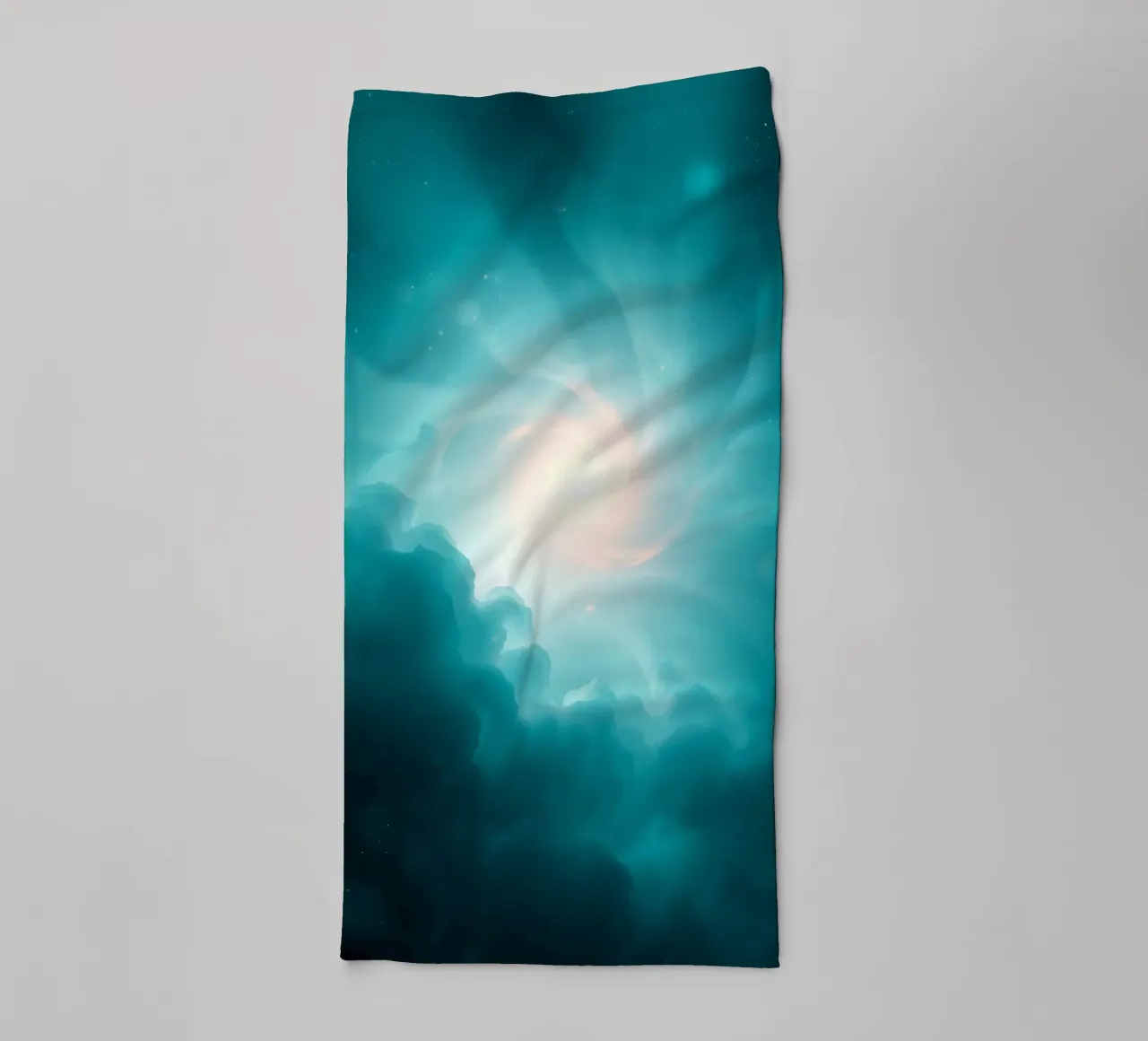 Il design astratto e vorticoso con colori tenui crea un'atmosfera mistica. asciugamano da bagno da DesignDoodle
