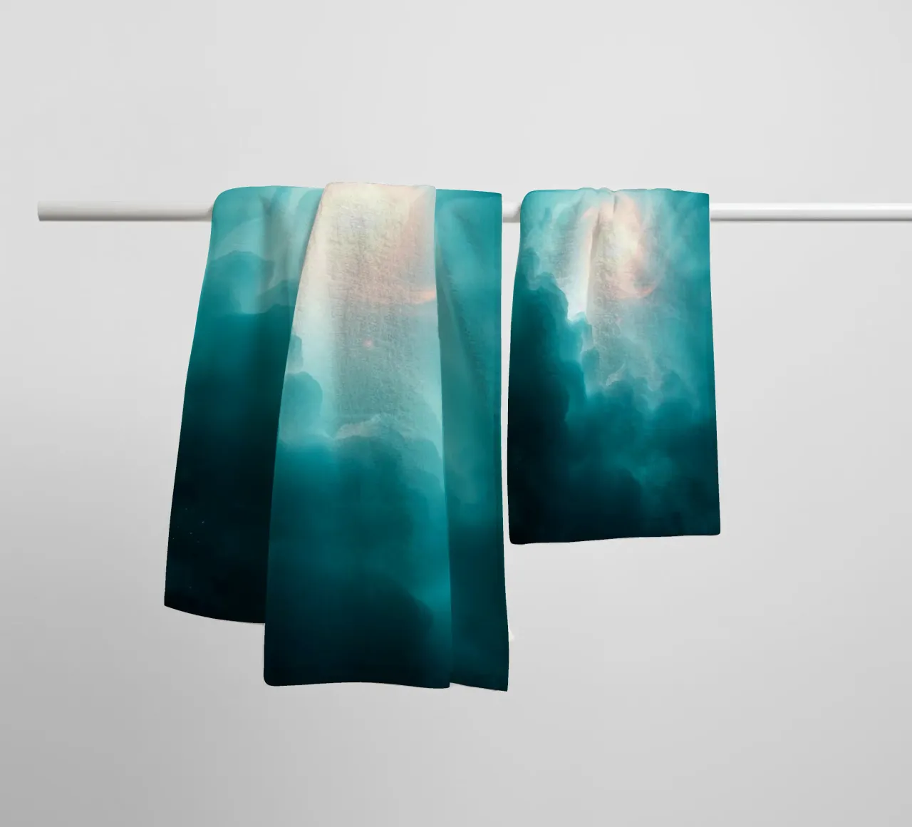 Le motif abstrait tourbillonnant aux couleurs douces crée une ambiance mystique. serviette de bain de DesignDoodle