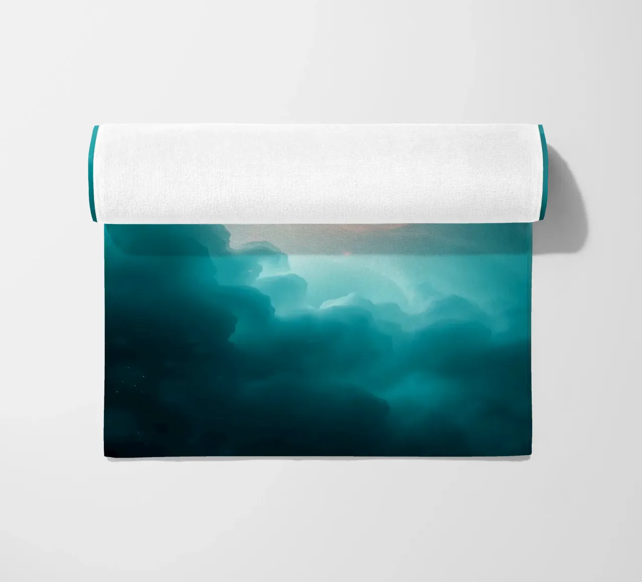 Il design astratto e vorticoso con colori tenui crea un'atmosfera mistica. telo mare da DesignDoodle