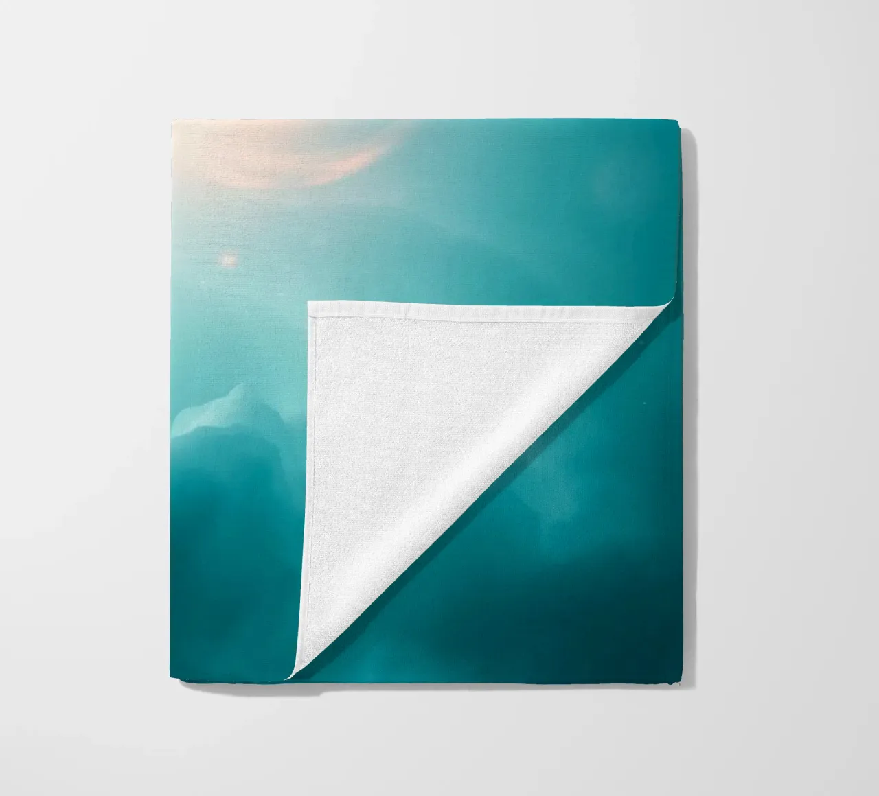 Il design astratto e vorticoso con colori tenui crea un'atmosfera mistica. telo mare da DesignDoodle