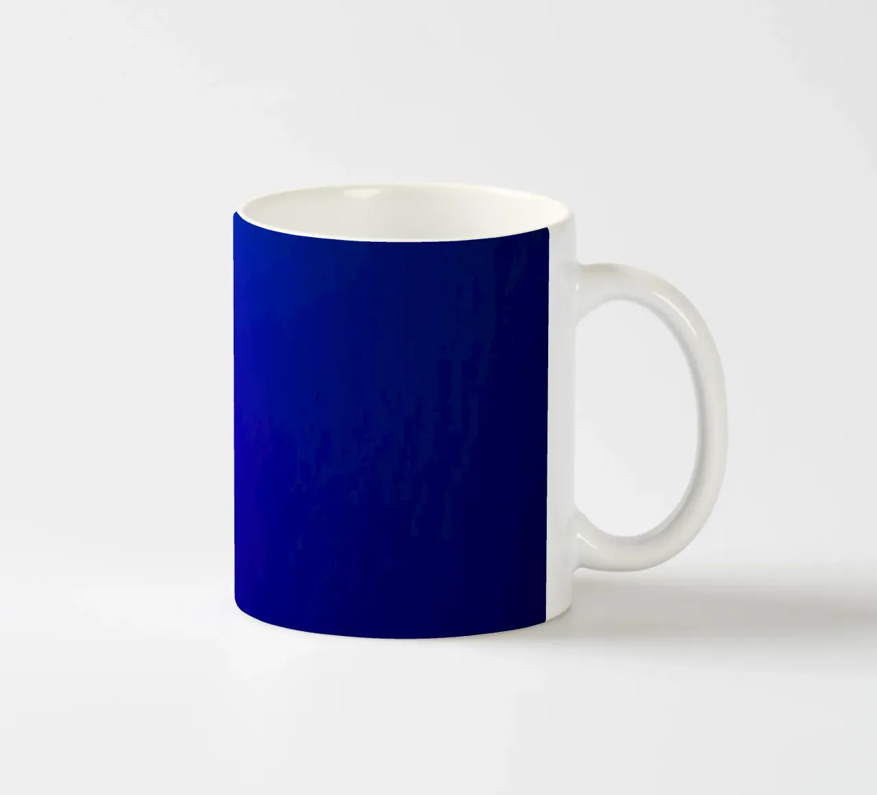 Heldere abstracte achtergrond met verlopen blauwtinten keramische mok van DesignDoodle