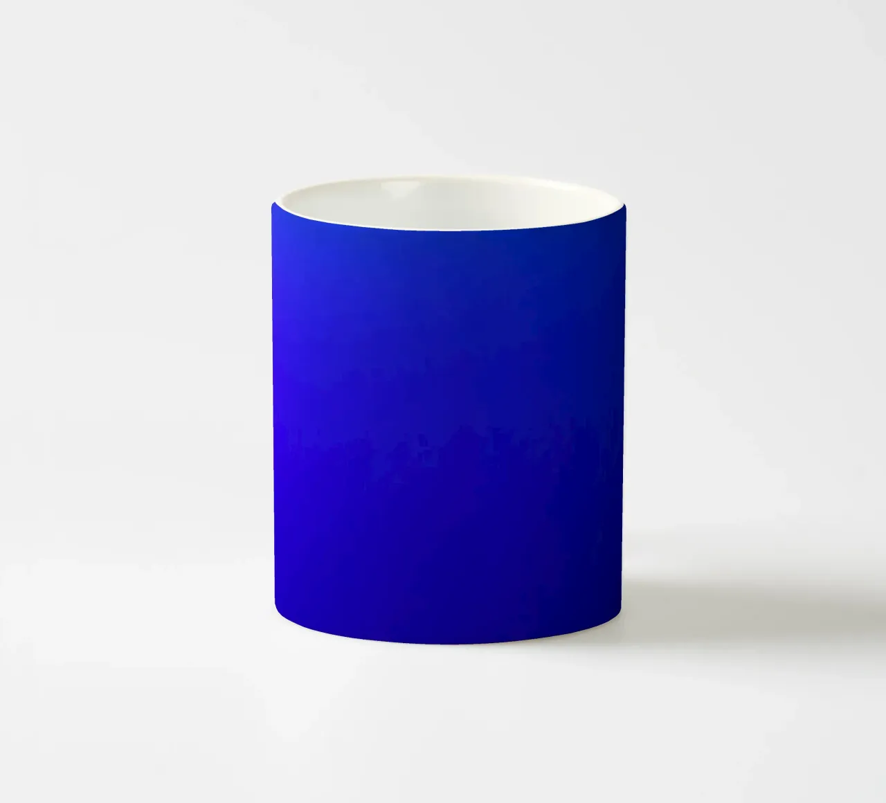 Heldere abstracte achtergrond met verlopen blauwtinten keramische mok van DesignDoodle