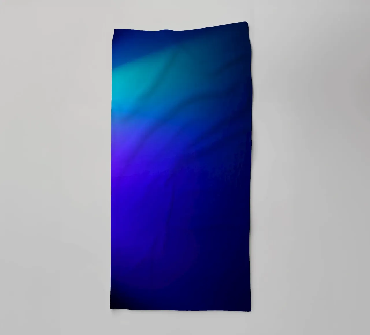 Heldere abstracte achtergrond met verlopen blauwtinten badhanddoek van DesignDoodle