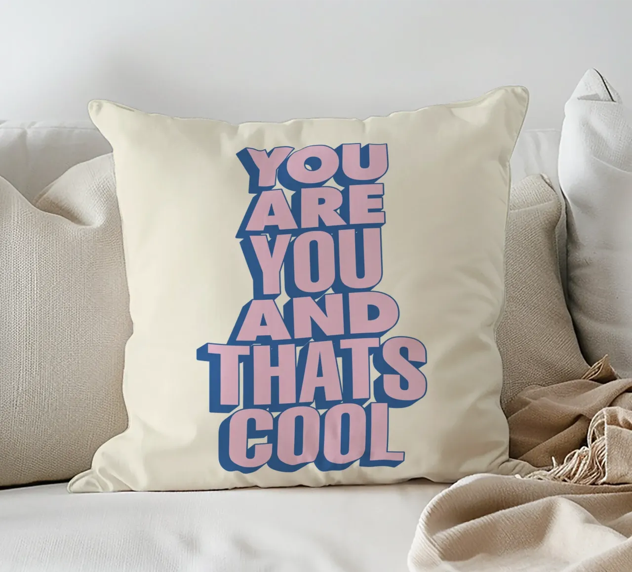 Tu sei tu e questo è bello Moderna positività Amore per se stessi cuscino da THE MOTIVATED TYPE