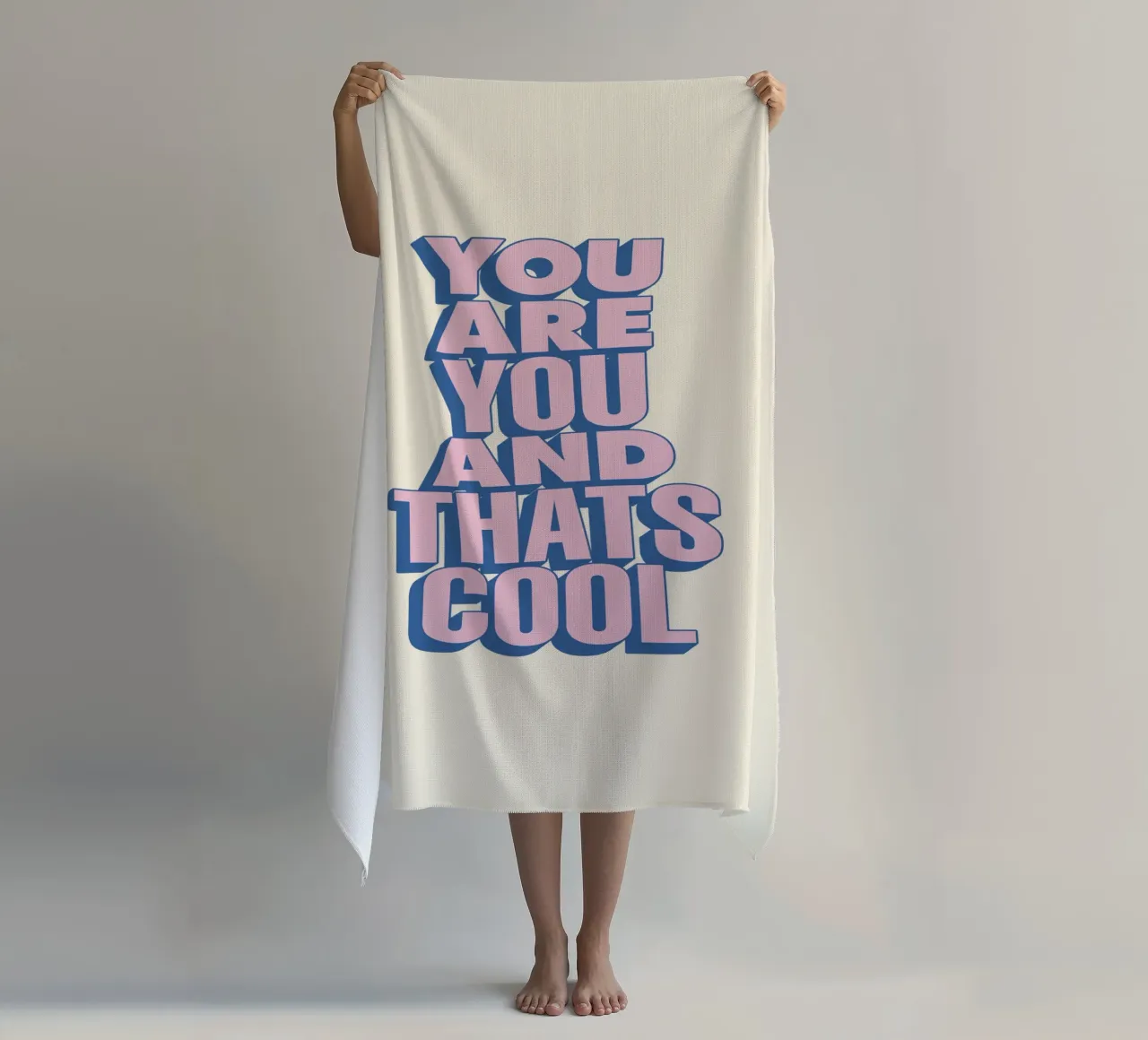 Tu sei tu e questo è bello Moderna positività Amore per se stessi telo mare da THE MOTIVATED TYPE