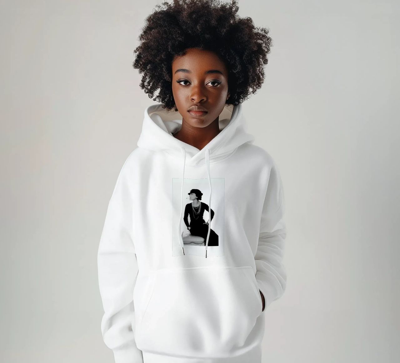 Coco Chanel, 1972 sudadera con capucha de Gallery Print and Art Limited