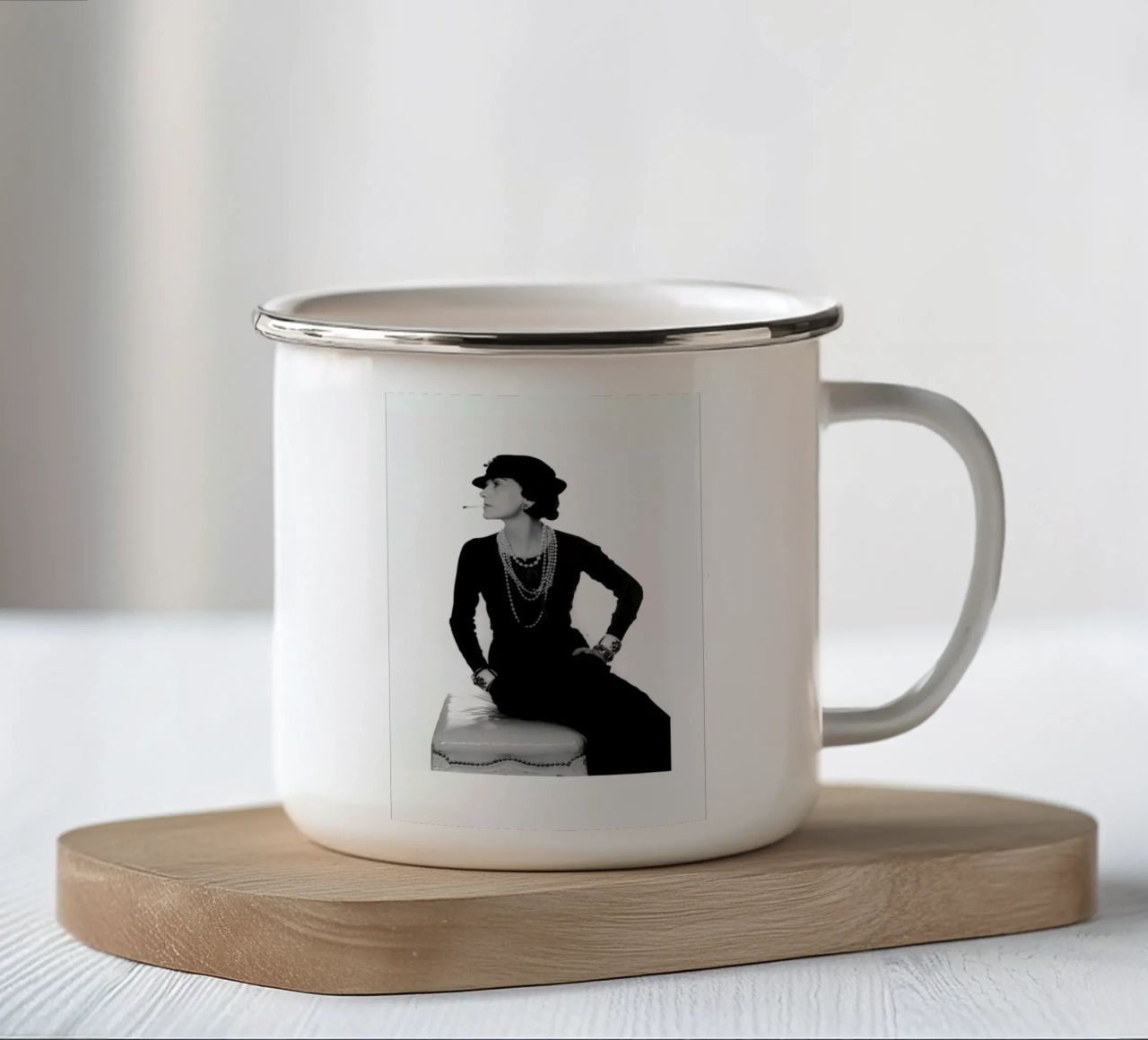 Coco Chanel, 1972 tazza in smalto da Gallery Print and Art Limited