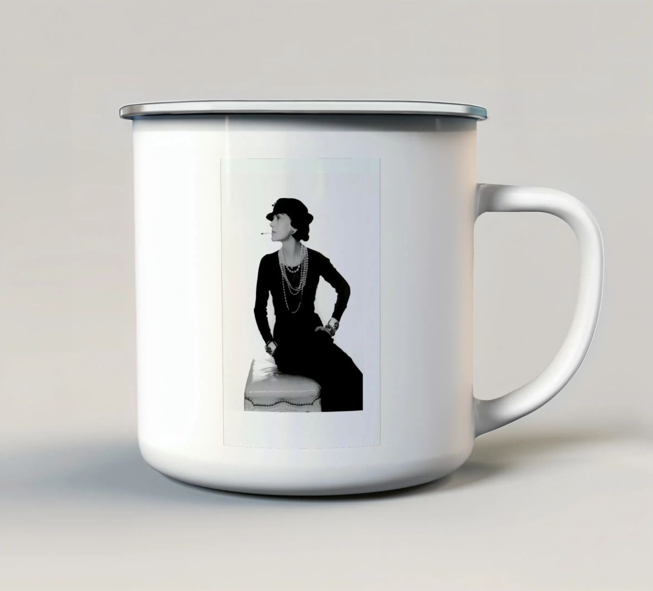 Coco Chanel, 1972 tazza in smalto da Gallery Print and Art Limited