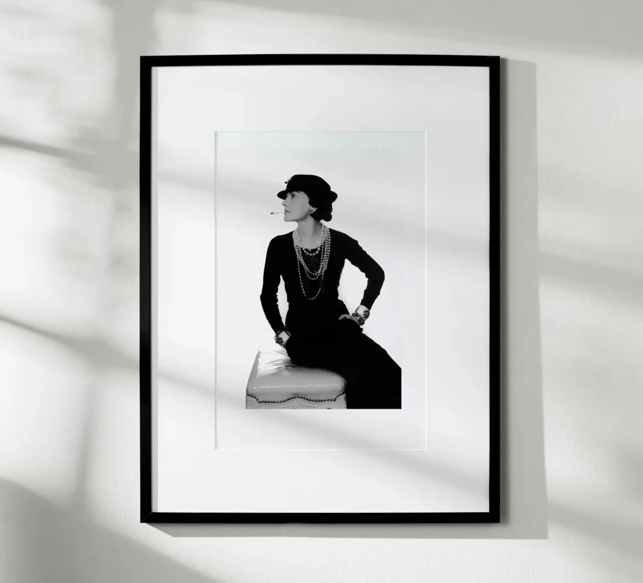Coco Chanel, 1972 poster con telaio in legno da Gallery Print and Art Limited