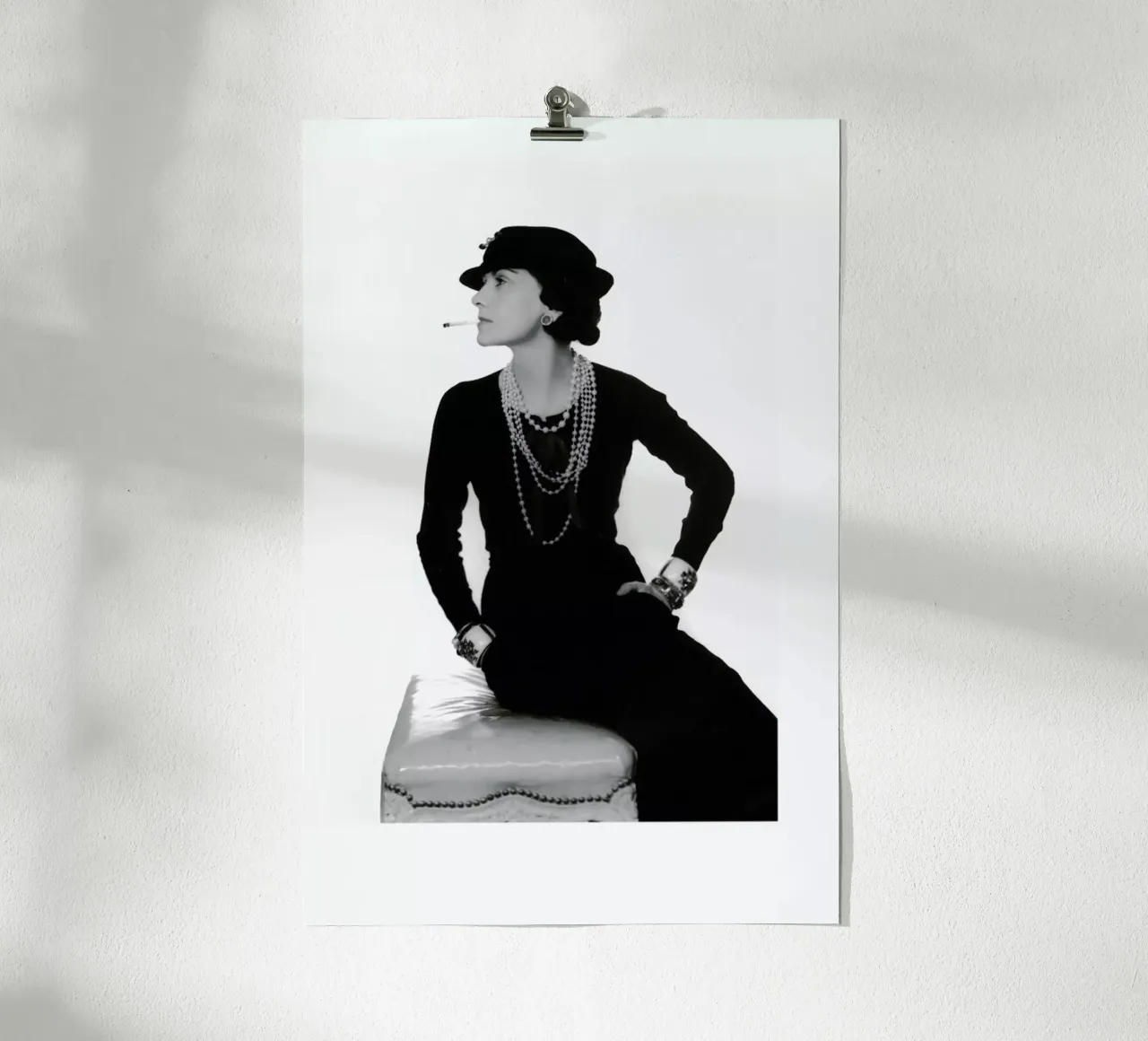 Coco Chanel, 1972 poster con telaio in legno da Gallery Print and Art Limited