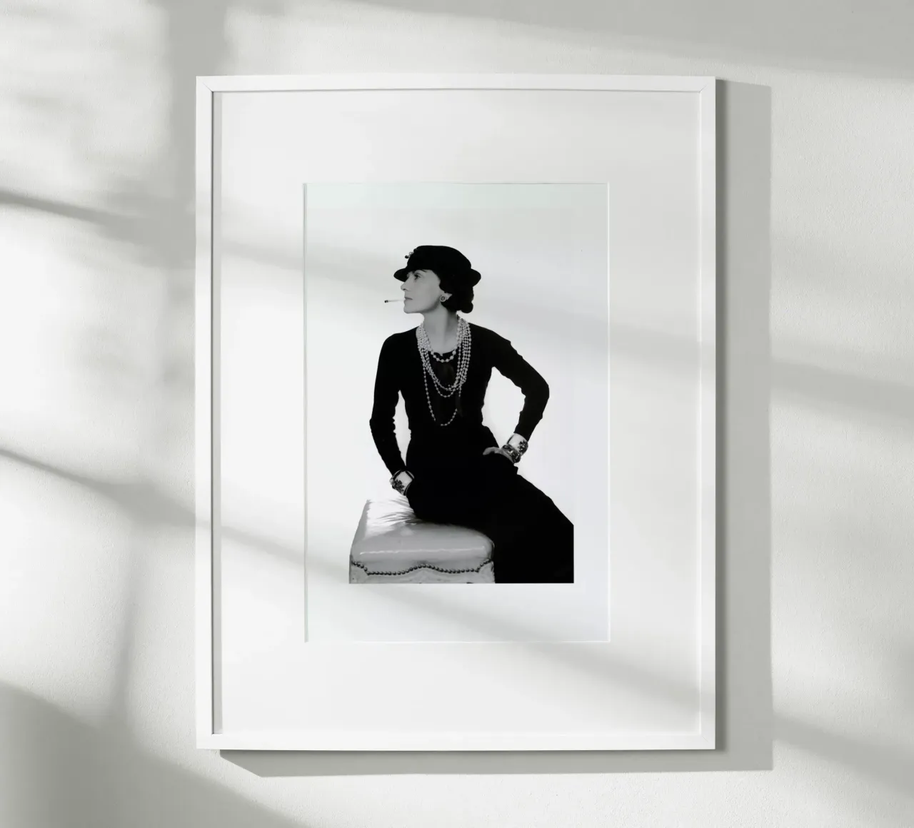 Coco Chanel, 1972 poster con telaio in legno da Gallery Print and Art Limited
