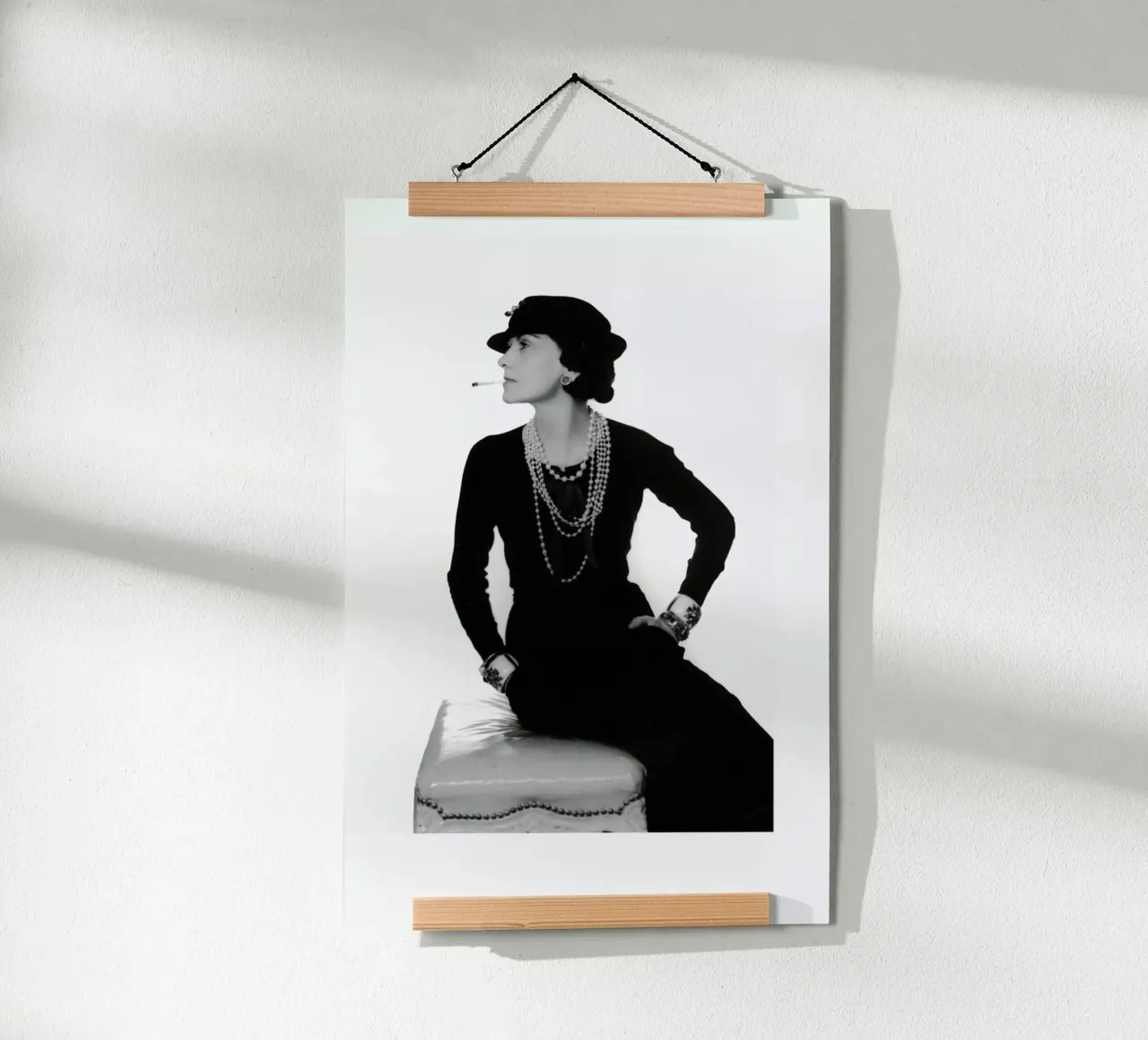 Coco Chanel, 1972 poster con telaio in legno da Gallery Print and Art Limited