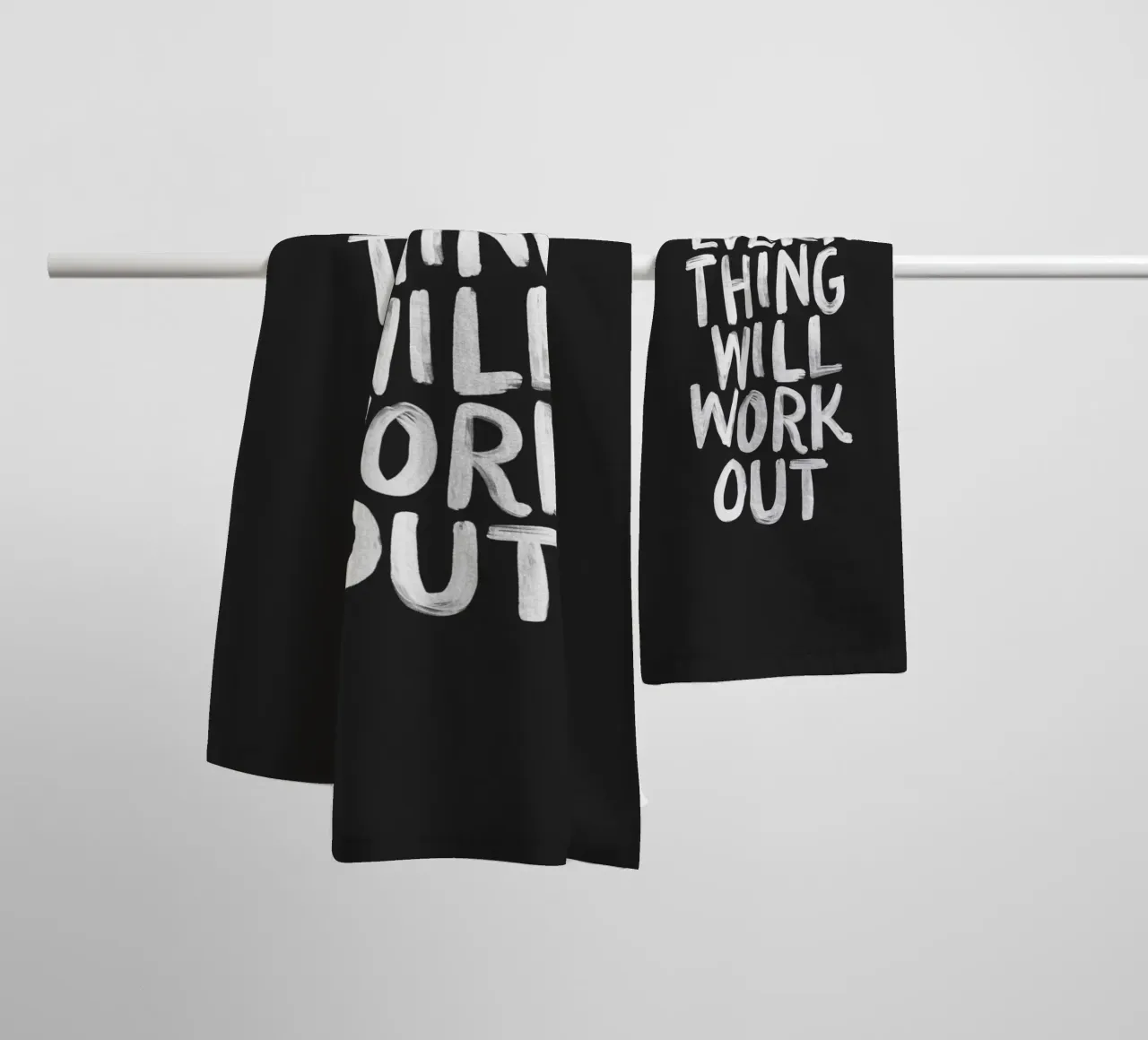 Tutto si risolverà in una positiva tipografia minimalista asciugamano da bagno da THE MOTIVATED TYPE