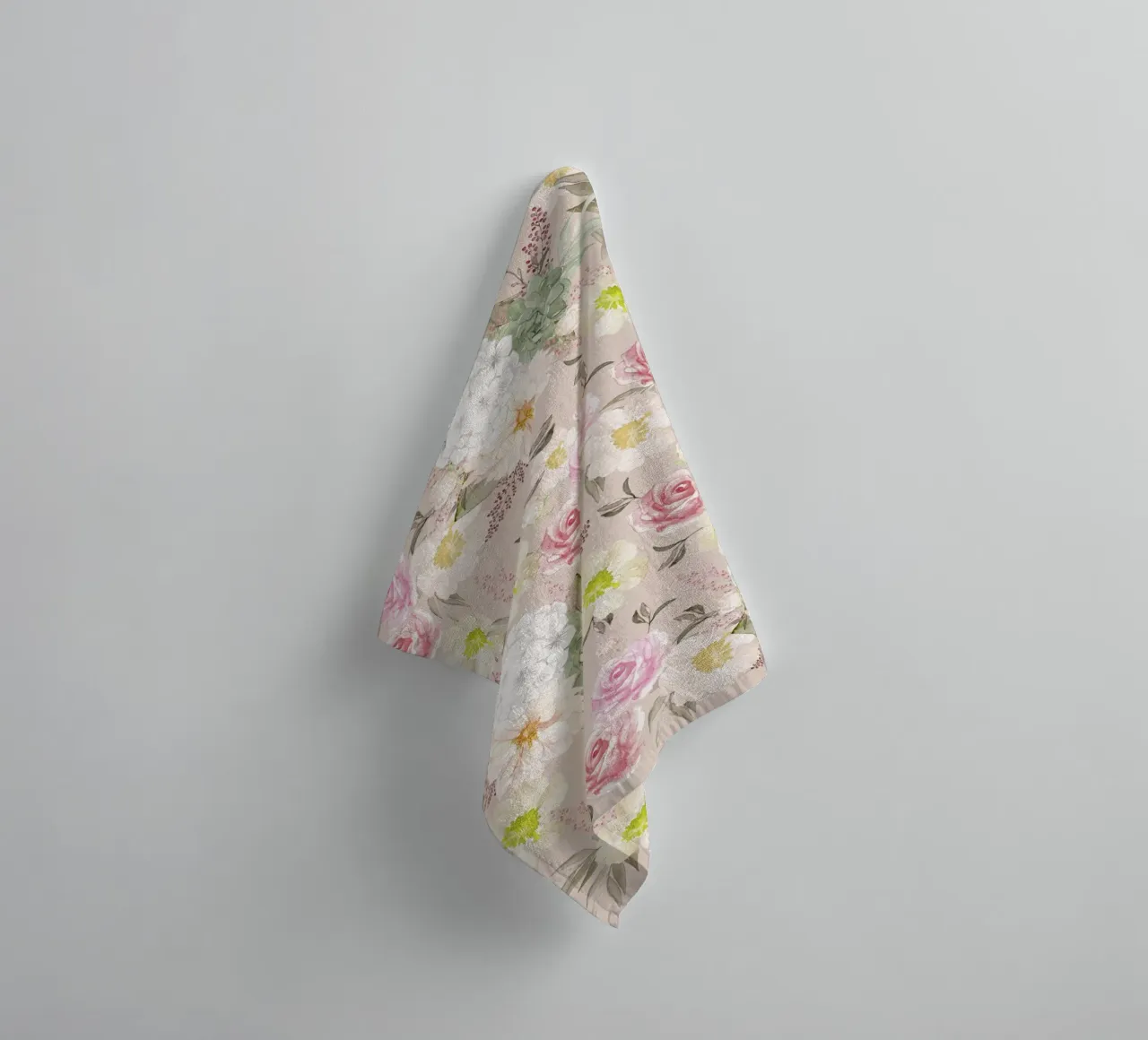 Fiori in uno splendore lussureggiante. Primaverili e fantasticamente belli. asciugamano da bagno da CalliLetters
