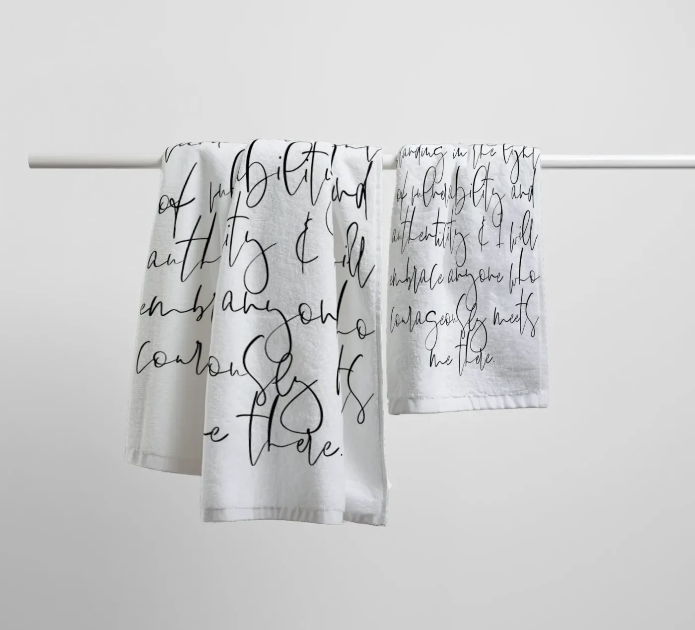 Authenticity Handtuch von Honeymoon Hotel