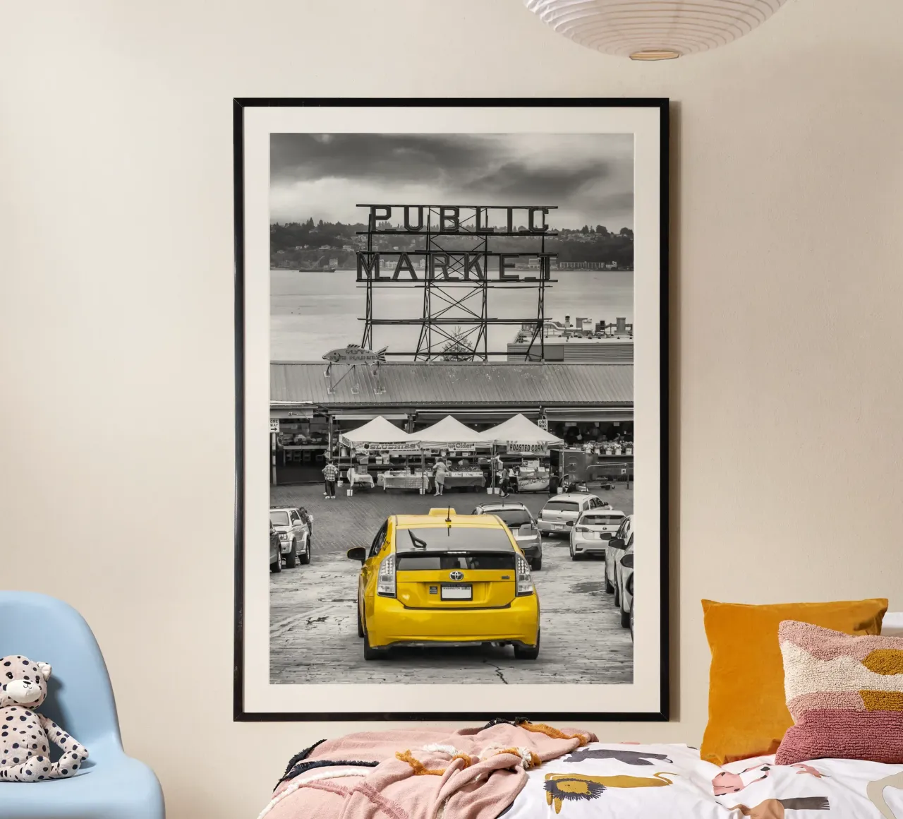 SEATTLE Scena del mercato di Pike Place | colourkey poster con telaio in legno da Melanie Viola