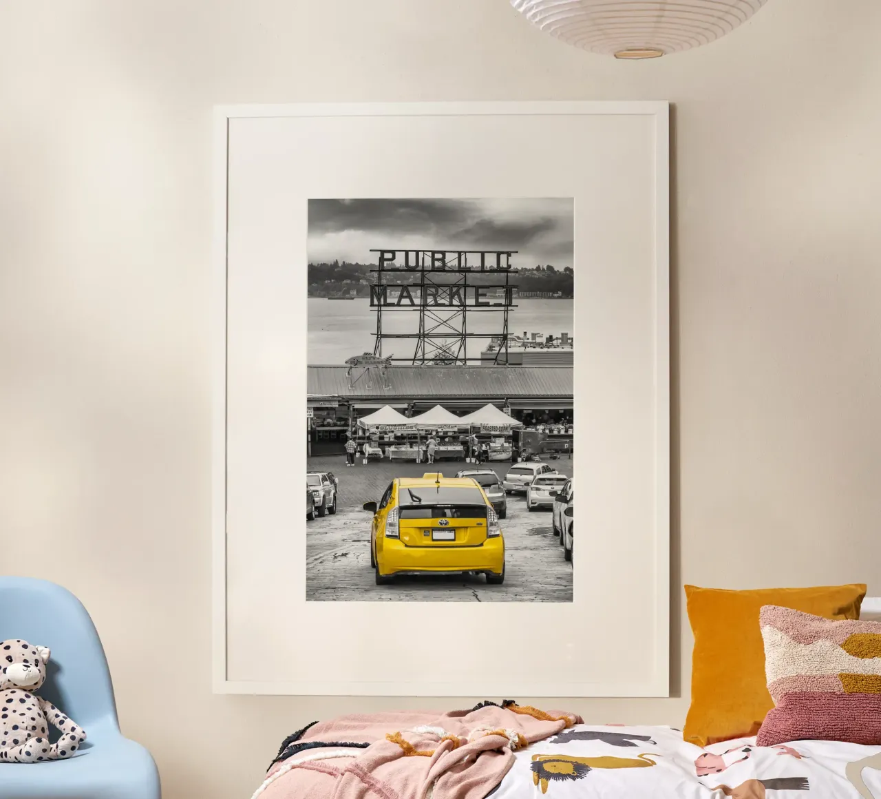 SEATTLE Scena del mercato di Pike Place | colourkey poster con telaio in legno da Melanie Viola