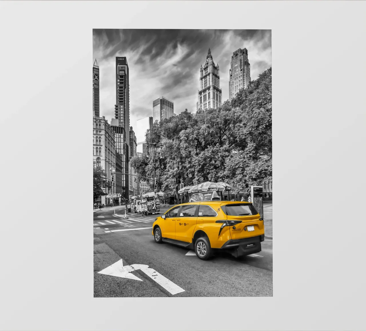 Scena di strada di New York con il Woolworth Building | colourkey pellicola backlit da Melanie Viola