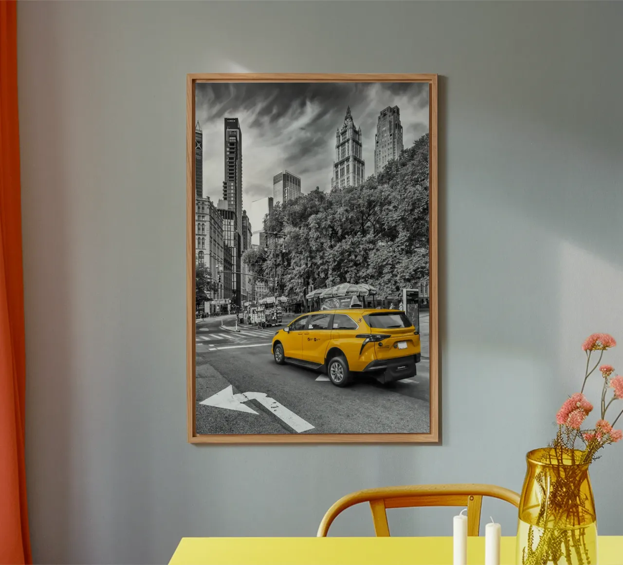 Scena di strada di New York con il Woolworth Building | colourkey alluminio dibond da Melanie Viola