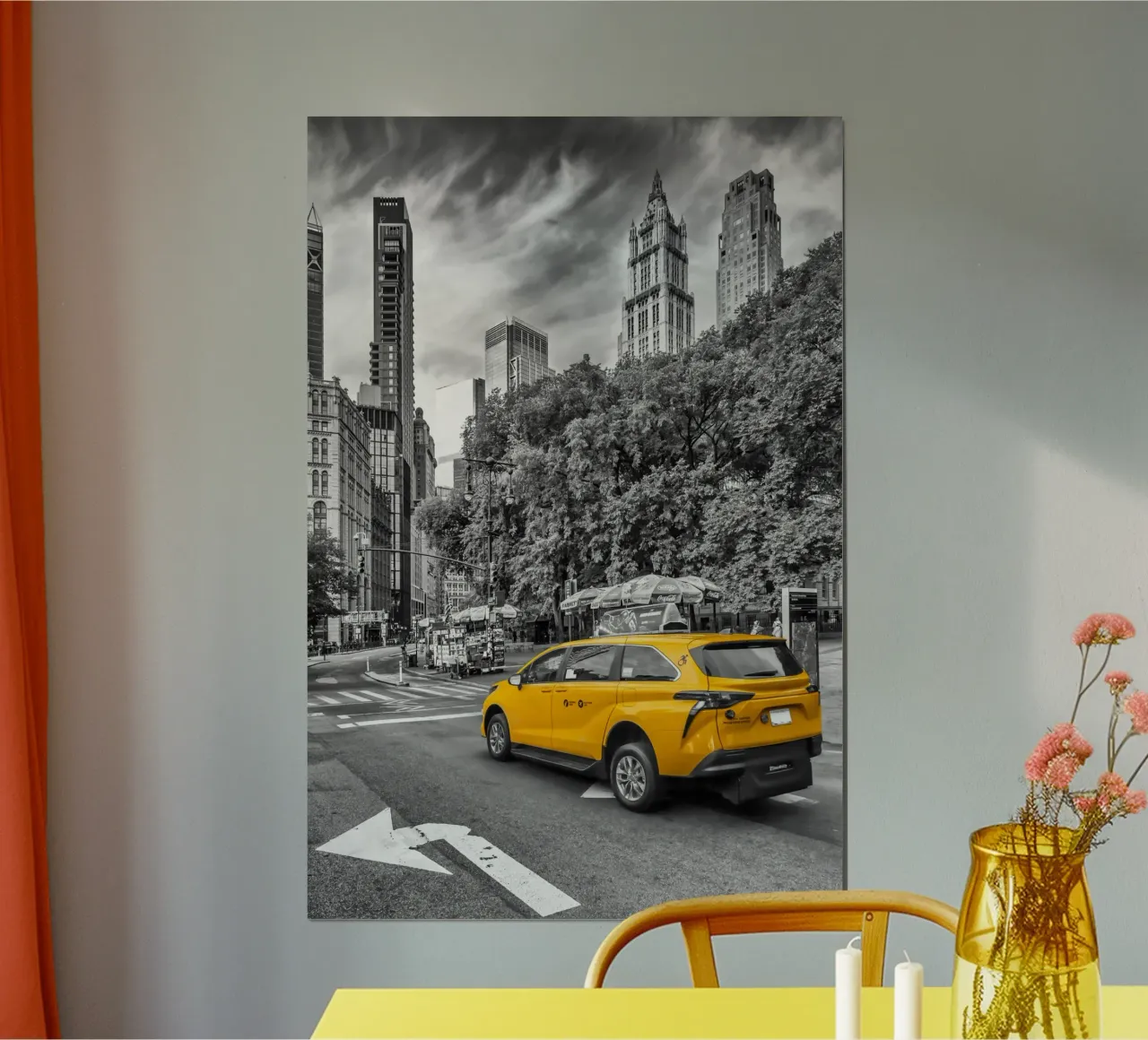Scena di strada di New York con il Woolworth Building | colourkey poster con telaio in legno da Melanie Viola