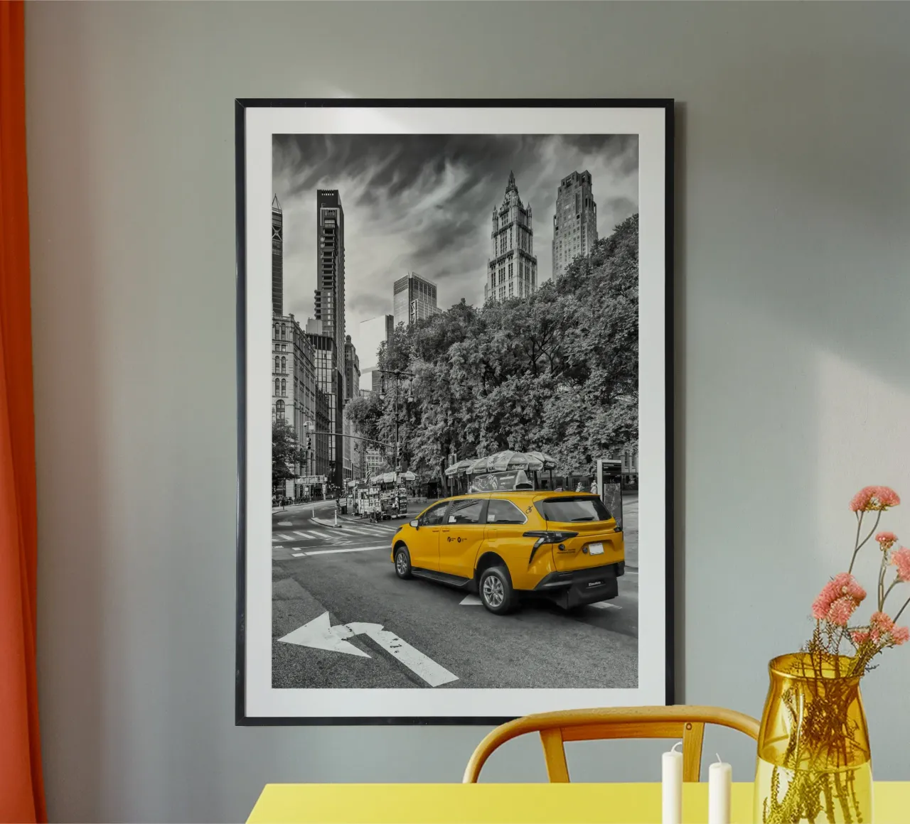 Scena di strada di New York con il Woolworth Building | colourkey poster con telaio in legno da Melanie Viola