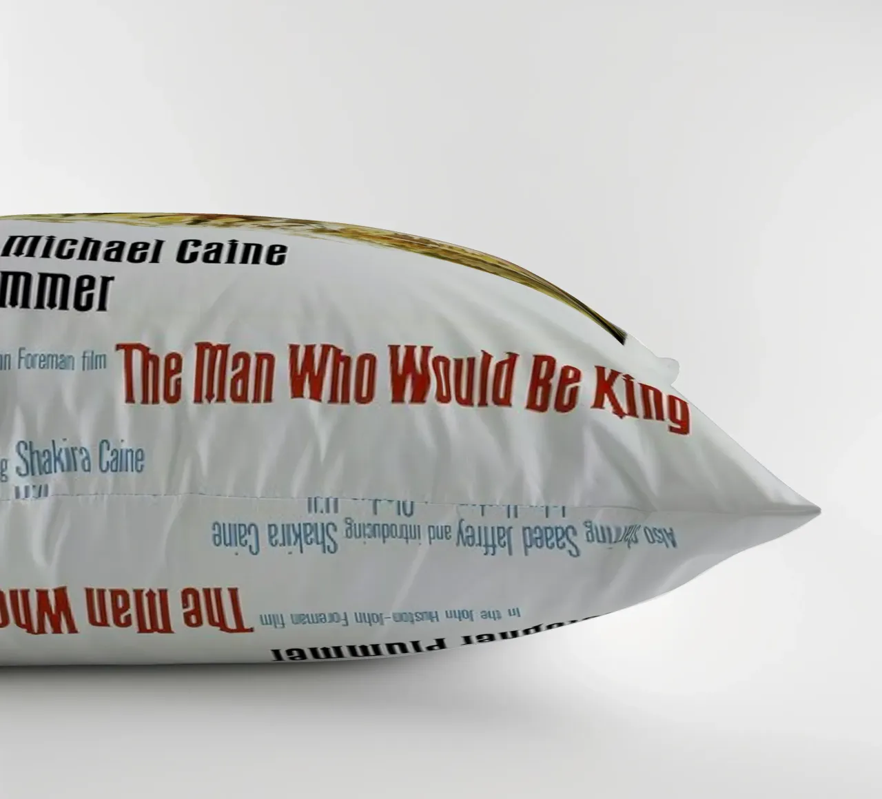 ‘The Man Who Would Be King’ Retro Movie Poster cuscino da Gallery Print and Art Limited