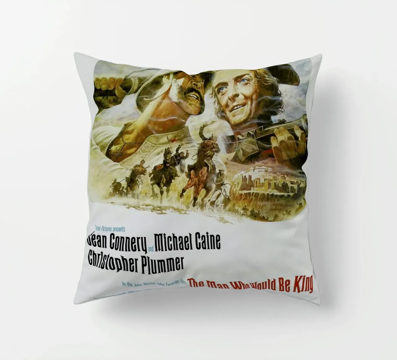 ‘The Man Who Would Be King’ Retro Movie Poster cuscino da Gallery Print and Art Limited