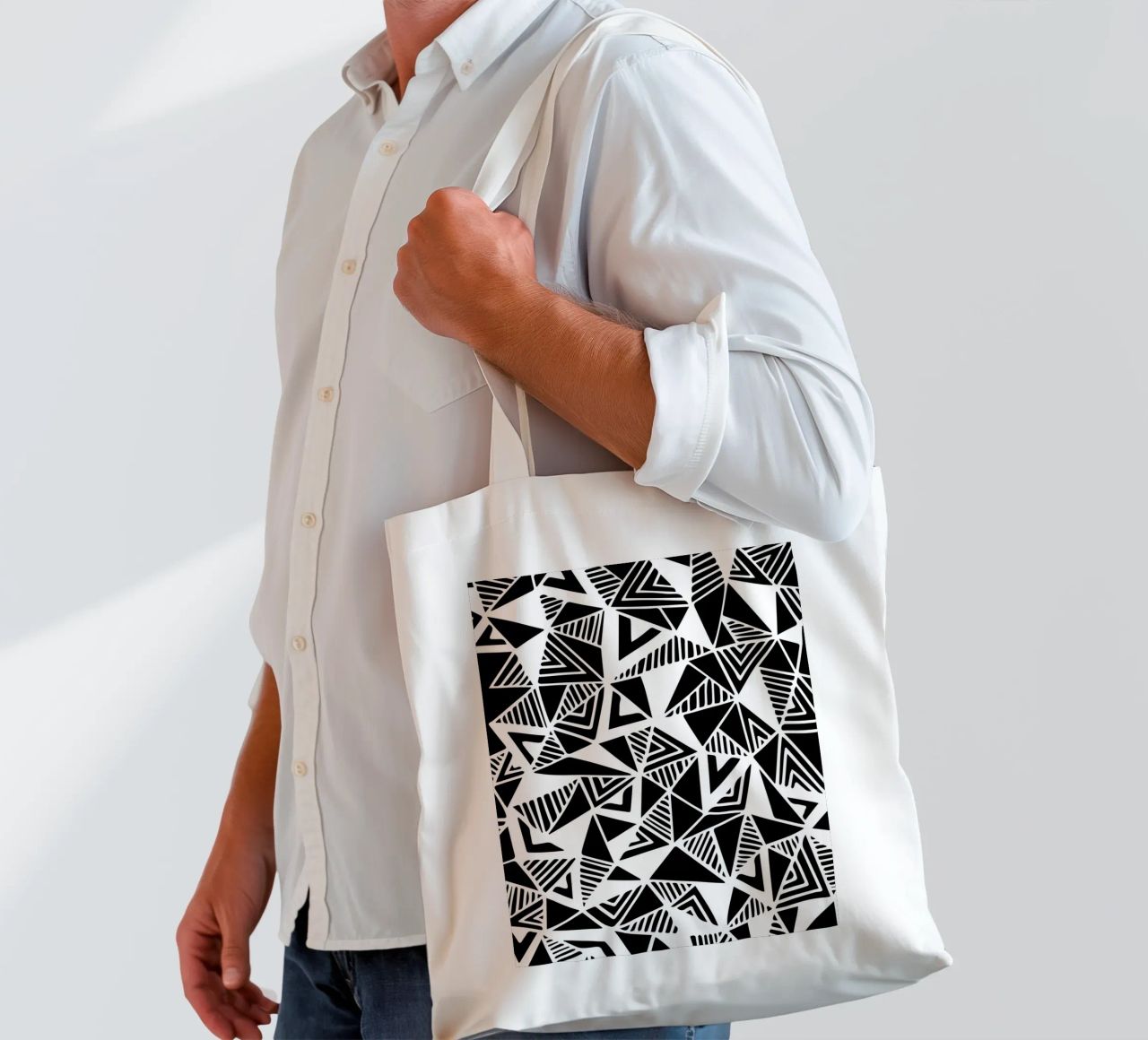 Jazzy Triangles Pattern borsa in juta da Kim Hubball Studio
