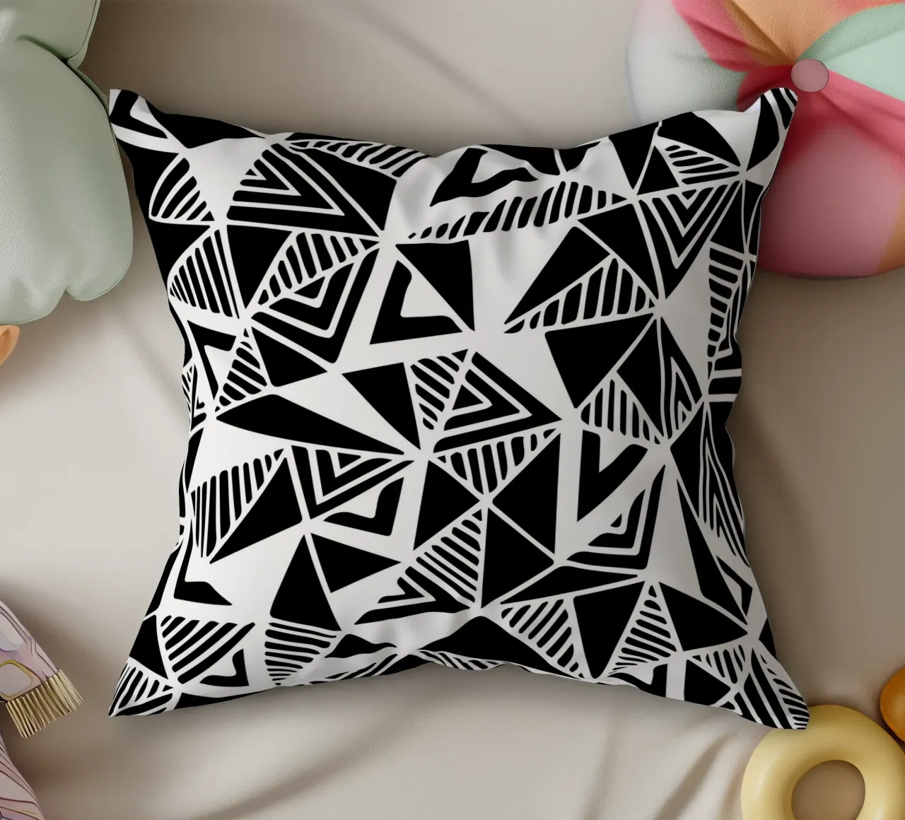 Jazzy Triangles Pattern cuscino da Kim Hubball Studio