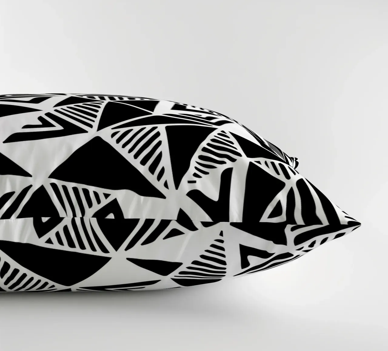 Jazzy Triangles Muster Kissen von Kim Hubball Studio