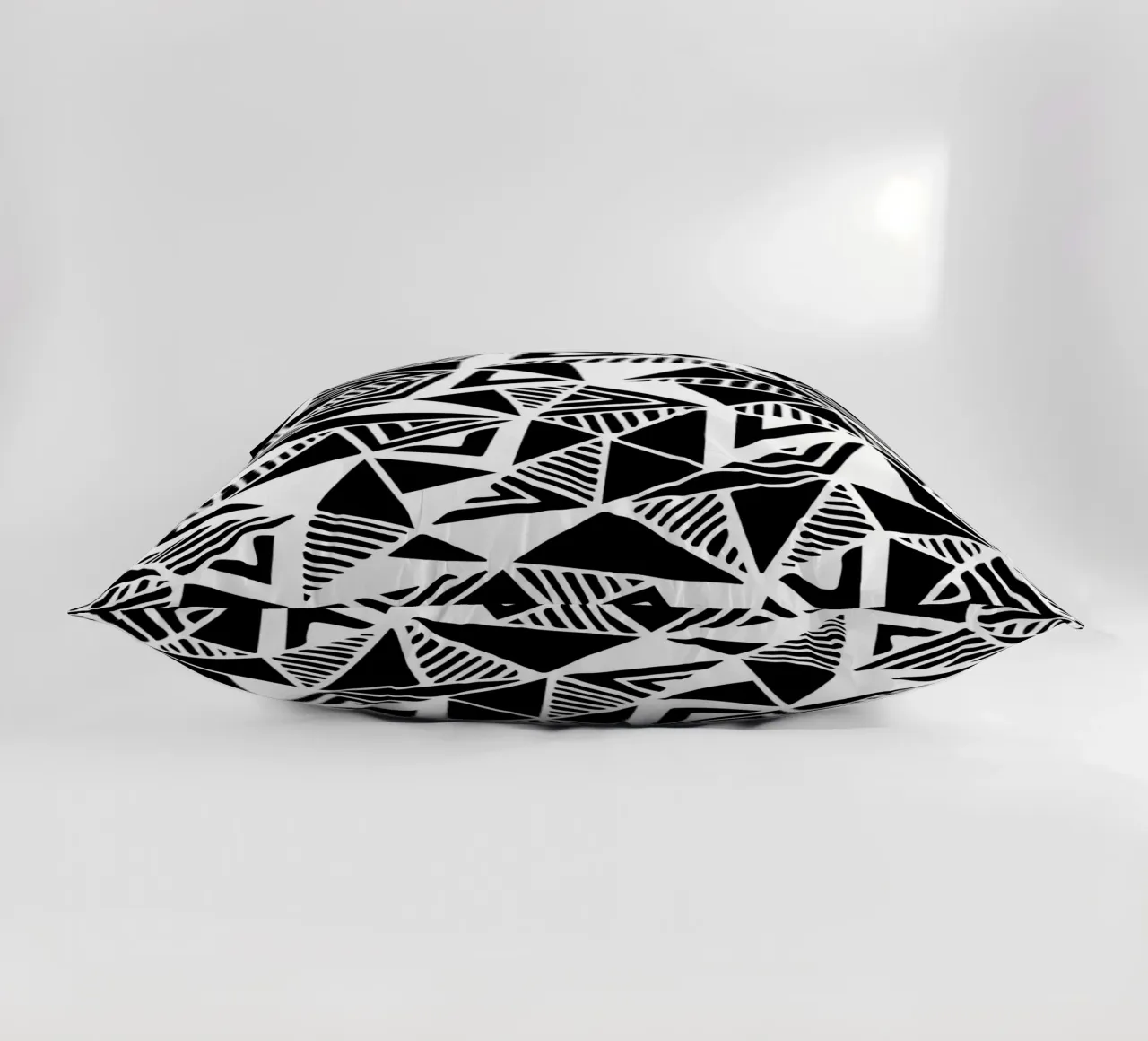 Jazzy Triangles Muster Kissen von Kim Hubball Studio