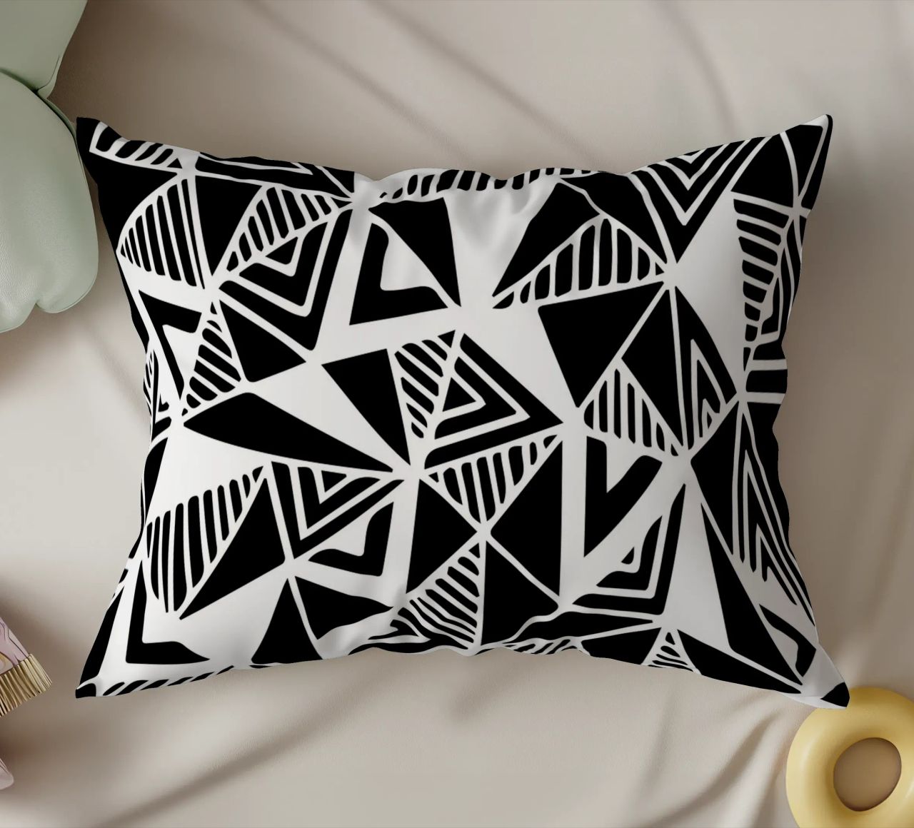 Jazzy Triangles Pattern cuscino da Kim Hubball Studio
