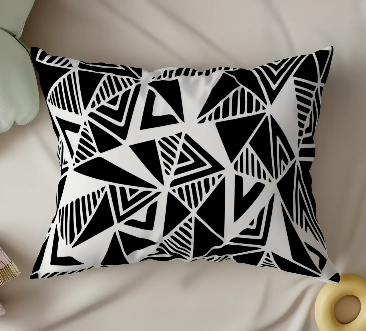 Jazzy Triangles Pattern cuscino da Kim Hubball Studio