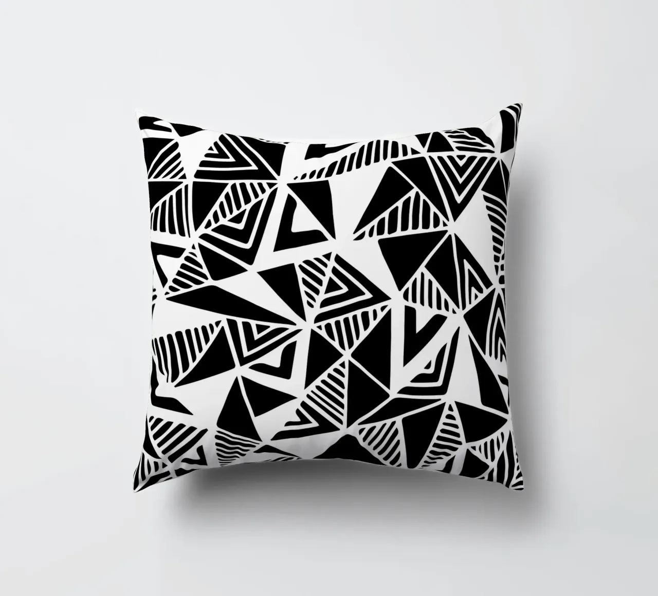 Jazzy Triangles Pattern cuscino da Kim Hubball Studio