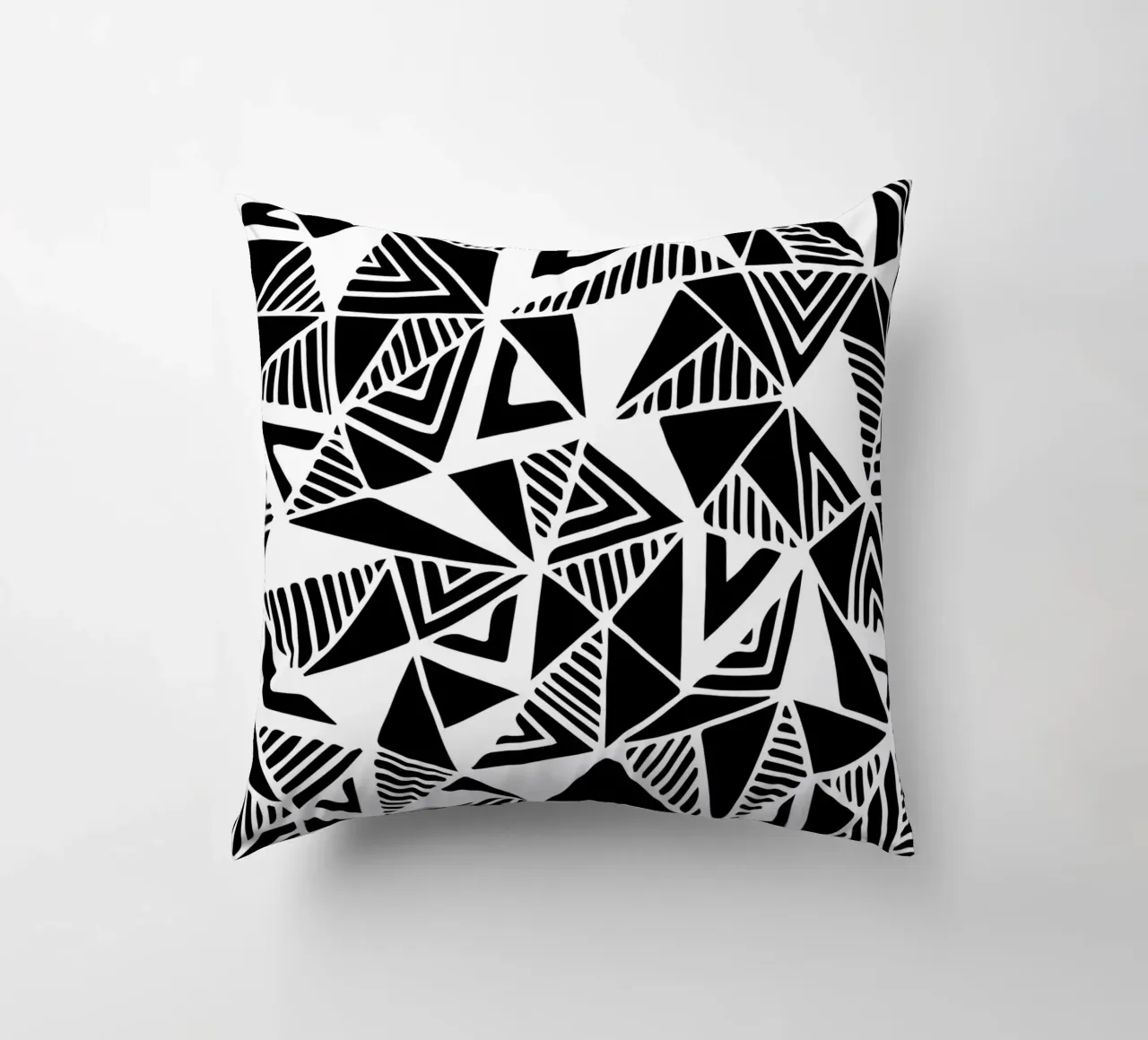 Jazzy Triangles Pattern cuscino da Kim Hubball Studio