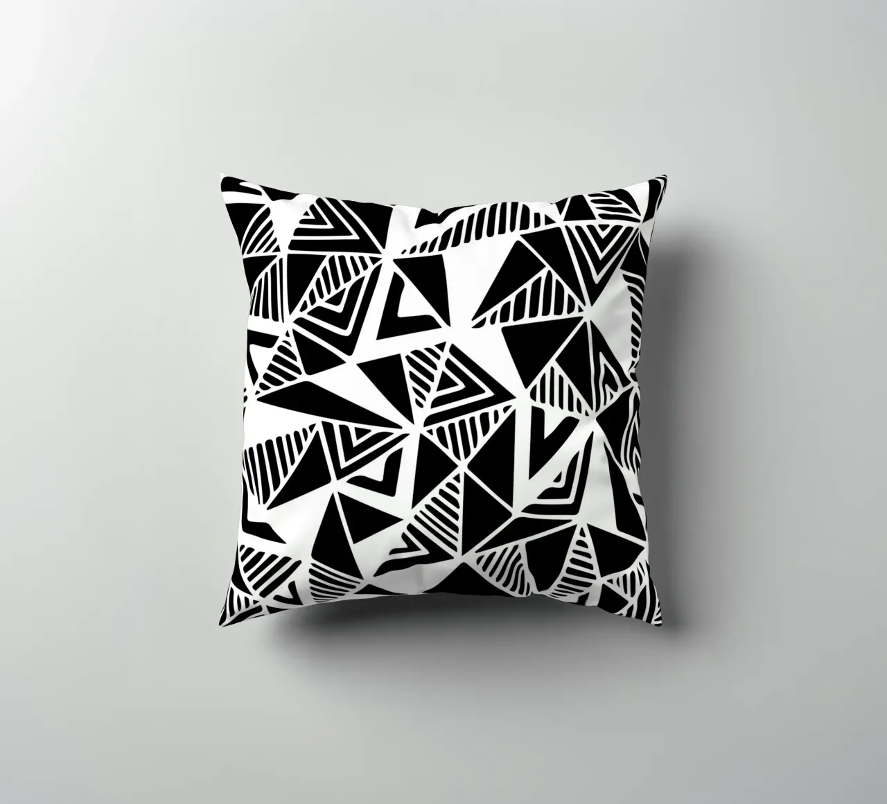 Jazzy Triangles Pattern cuscino da Kim Hubball Studio