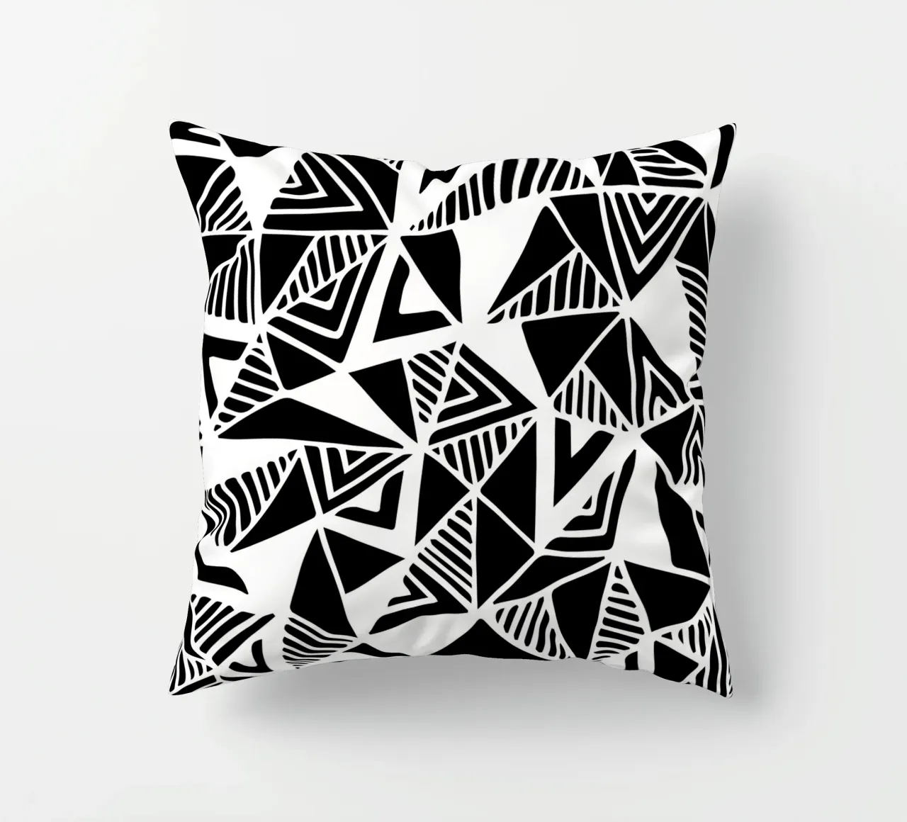 Jazzy Triangles Muster Kissen von Kim Hubball Studio