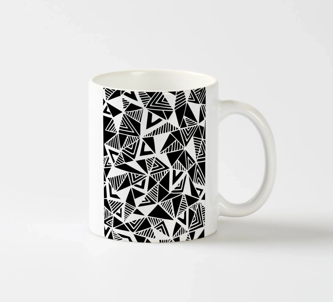 Jazzy Triangles Pattern tazza in ceramica da Kim Hubball Studio