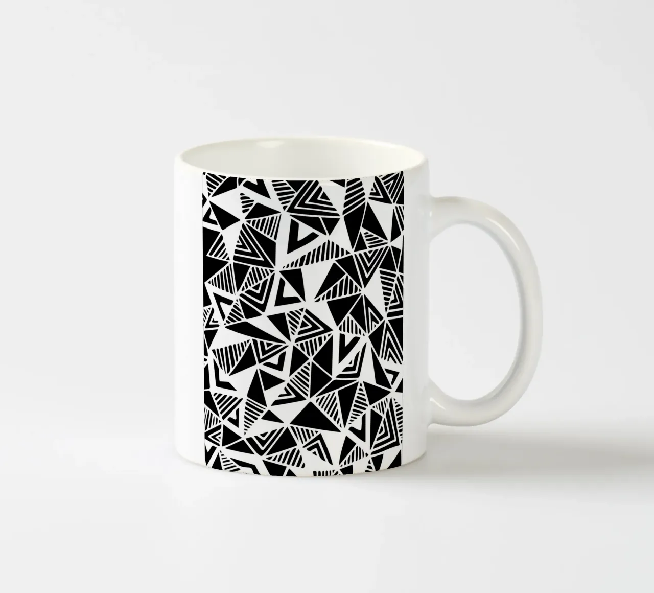 Patrón Jazzy Triangles taza de cerámica de Kim Hubball Studio