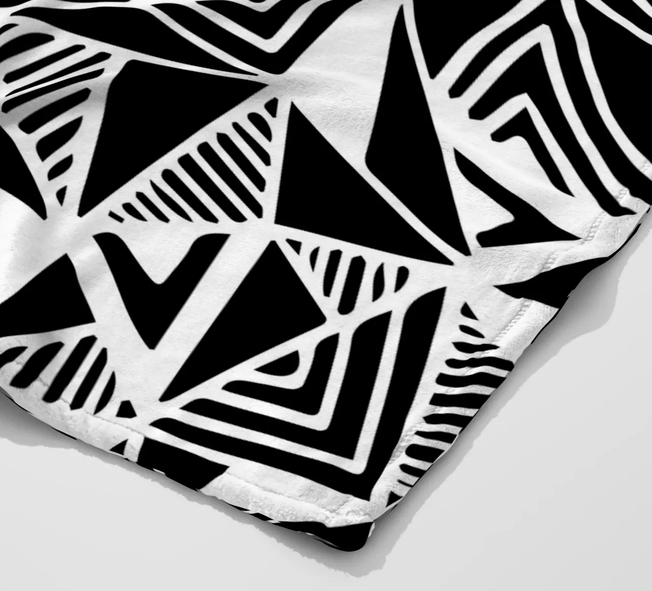 Jazzy Triangles Pattern coperta in pile da Kim Hubball Studio