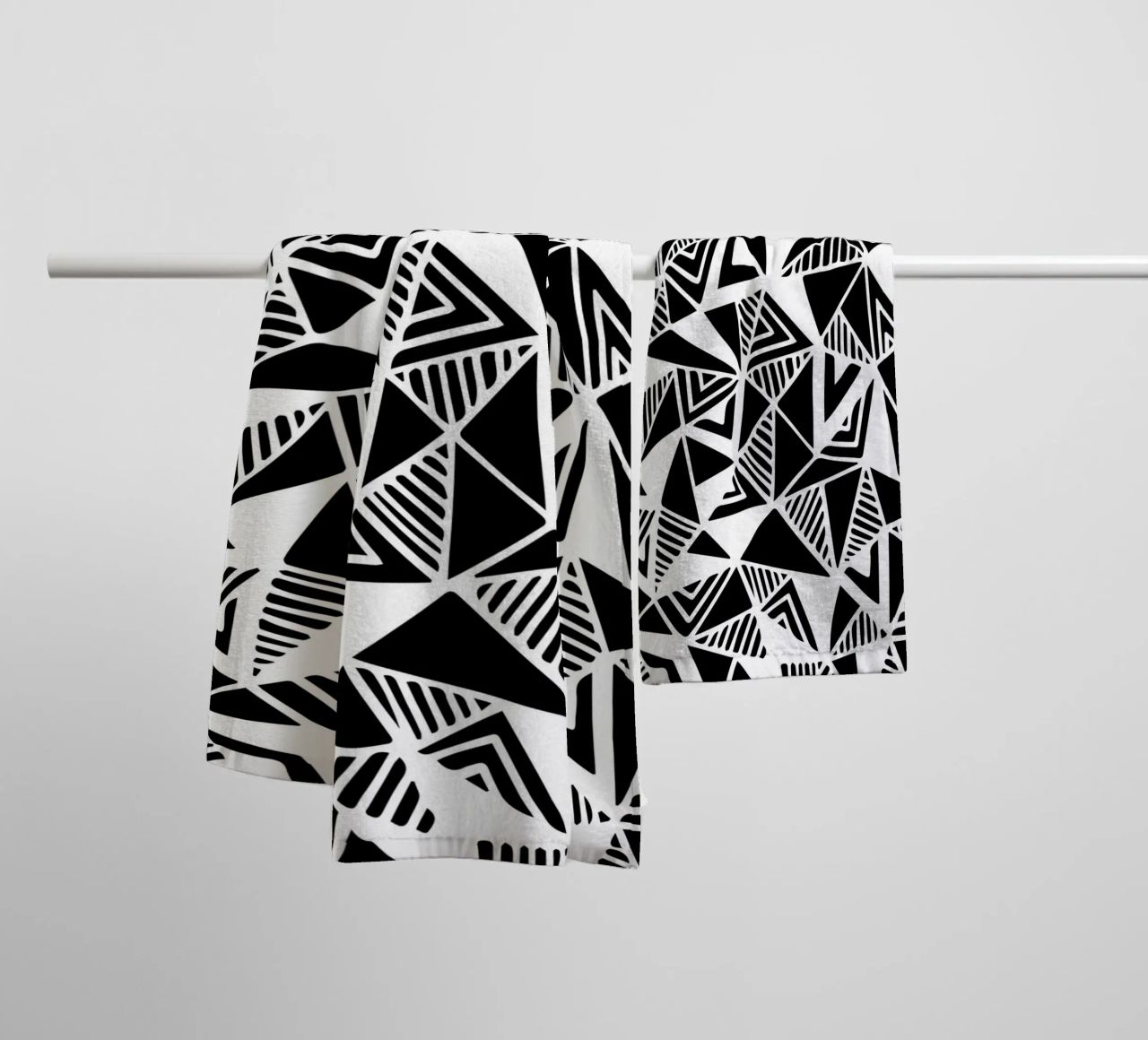 Jazzy Triangles Pattern asciugamano da bagno da Kim Hubball Studio