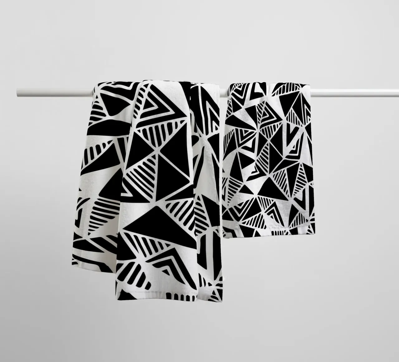 Jazzy Triangles Muster Handtuch von Kim Hubball Studio