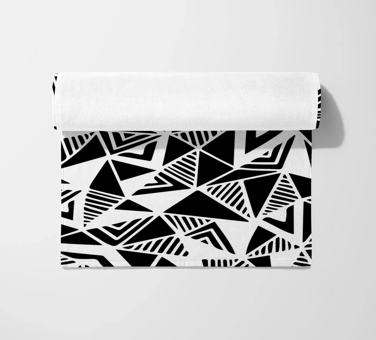 Jazzy Triangles Pattern telo mare da Kim Hubball Studio