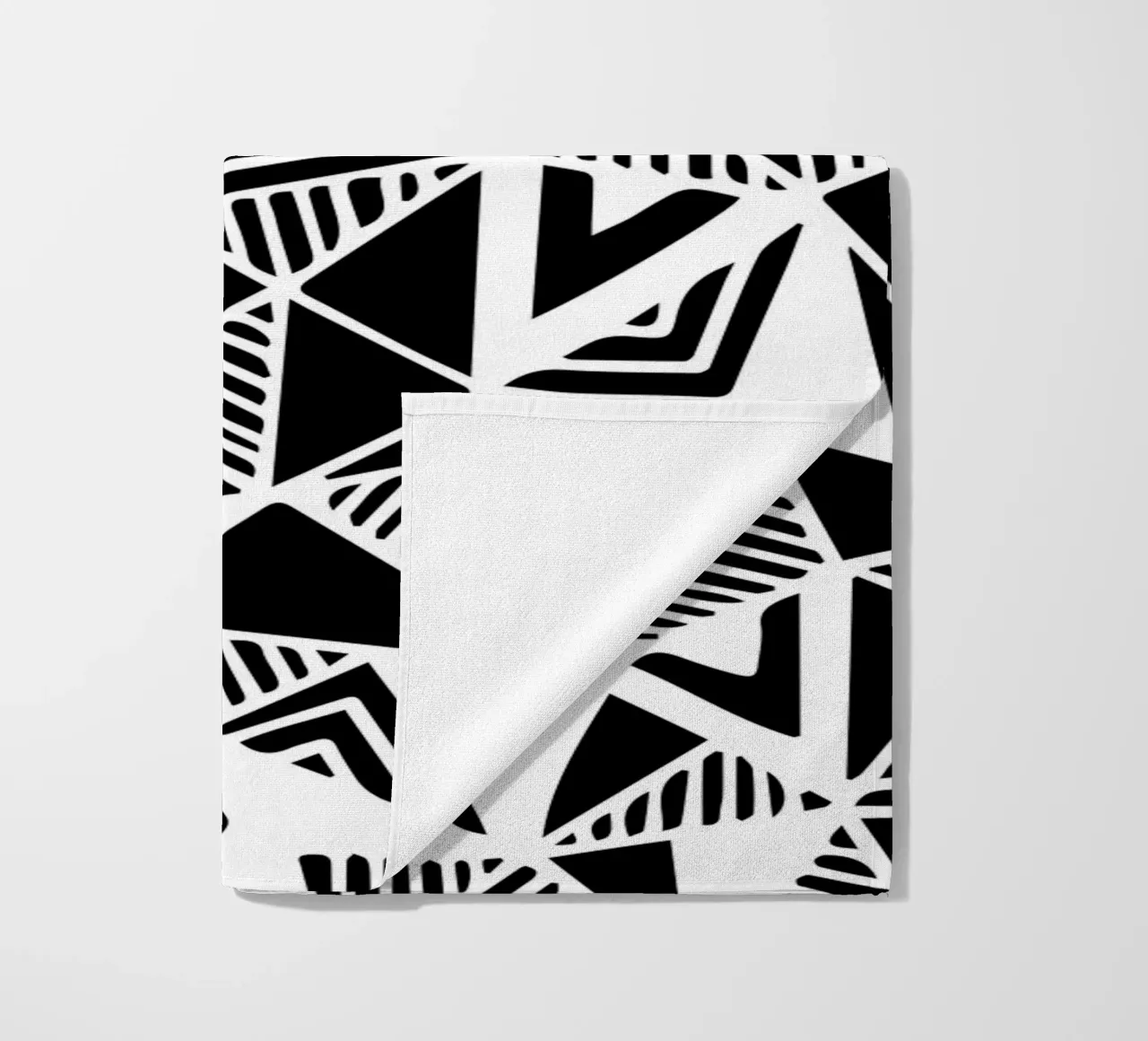 Jazzy Triangles Muster Strandtuch von Kim Hubball Studio